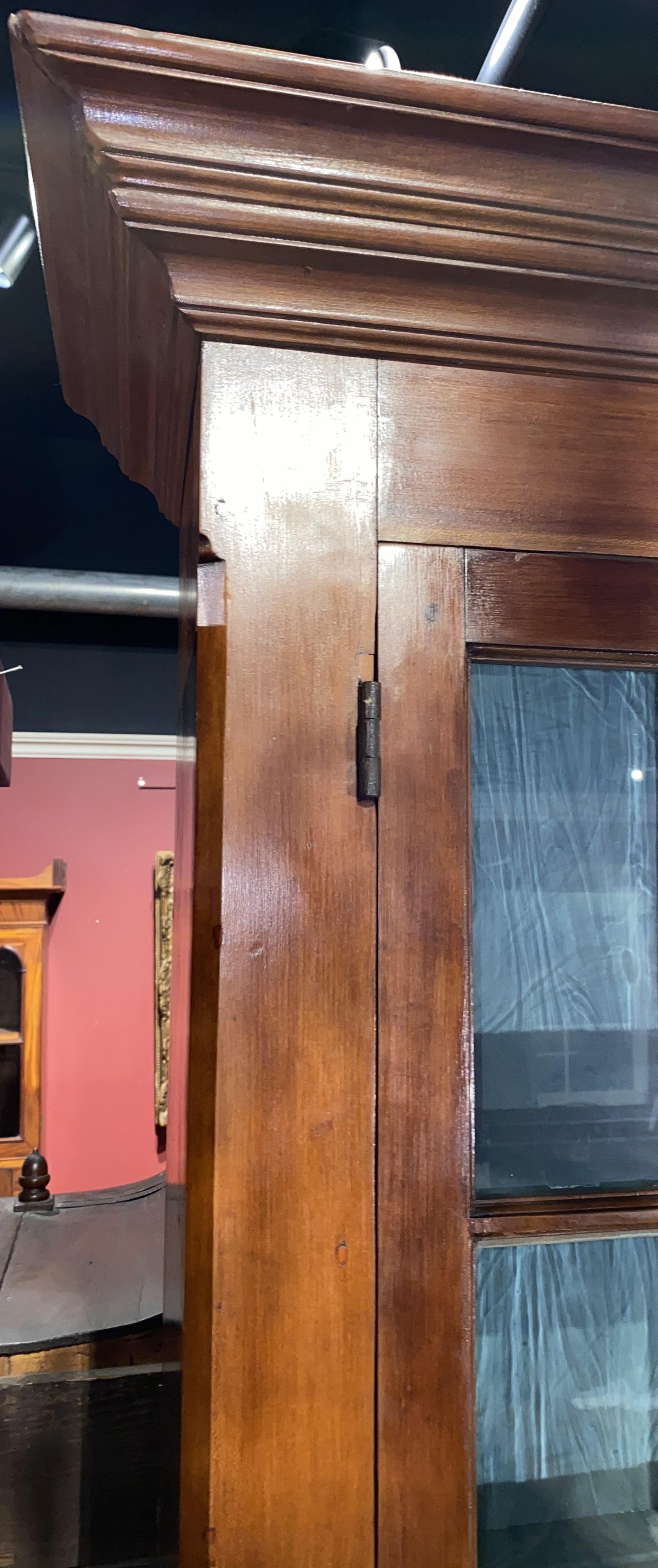 Verre A.I.C. C&W, 19e siècle, armoire en cerisier américain en deux parties avec façades de tiroirs en érable tigré. en vente
