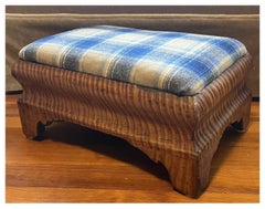 19. Jahrhundert. Amerikanischer klassischer Fußhocker aus stark gemasertem Tigerahorn CIRCA 1830