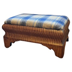 19. Jahrhundert. Amerikanischer klassischer Fußhocker aus stark gemasertem Tigerahorn CIRCA 1830