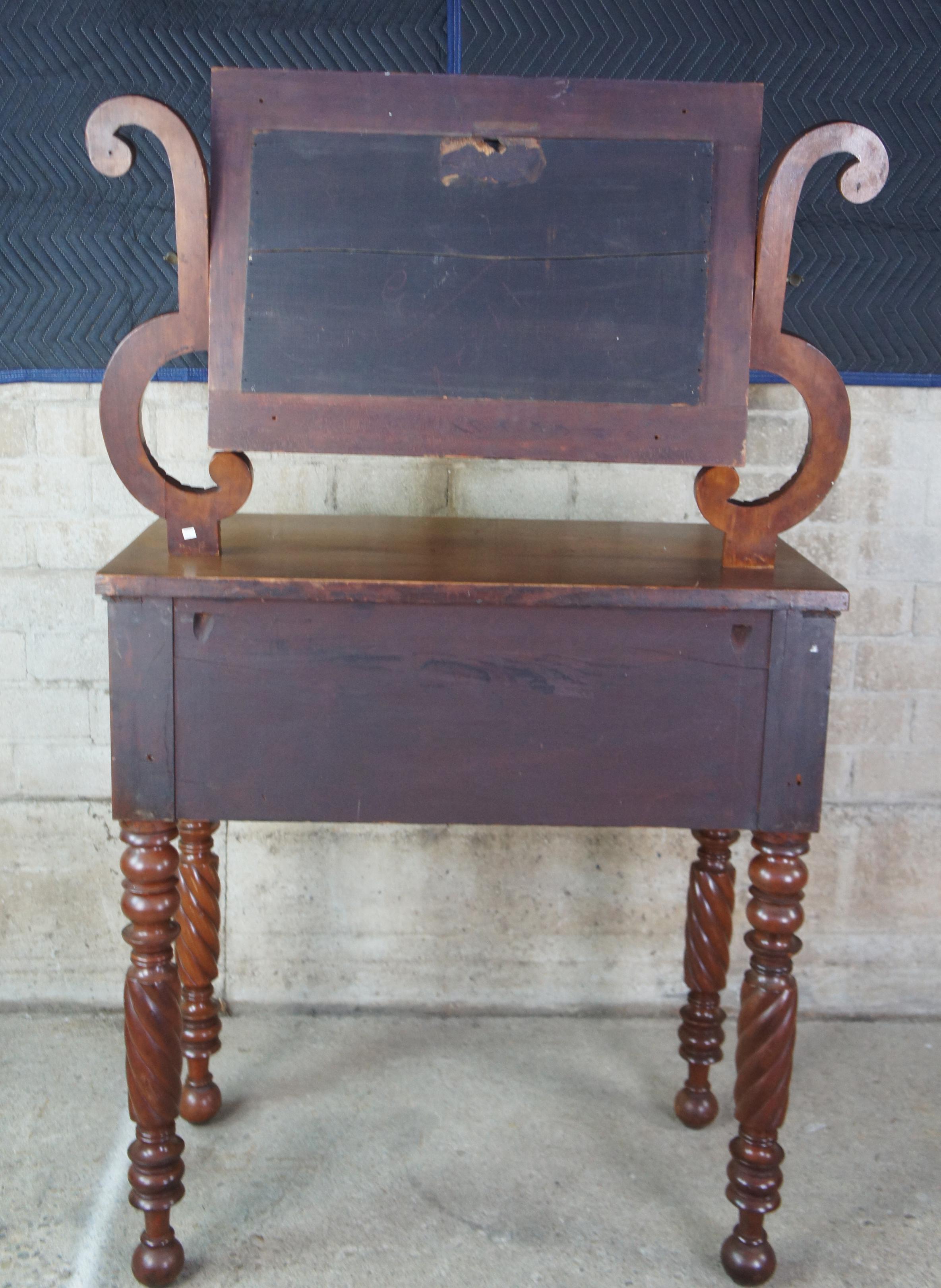 Table de coiffeuse de bureau de style Empire américain du 19e siècle en acajou flammé avec support de façonnage en vente 6
