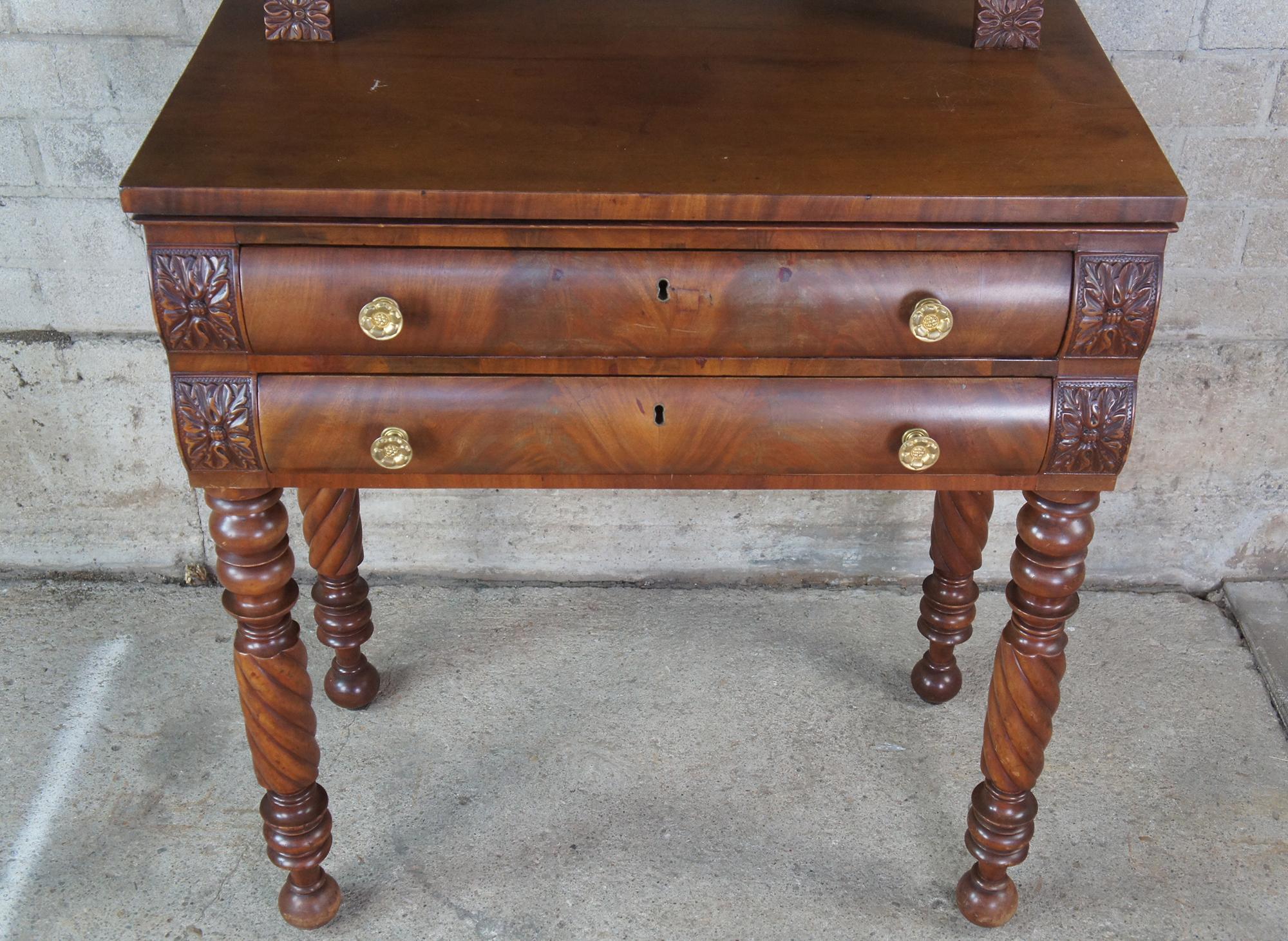 Table de coiffeuse de bureau de style Empire américain du 19e siècle en acajou flammé avec support de façonnage Bon état - En vente à Dayton, OH