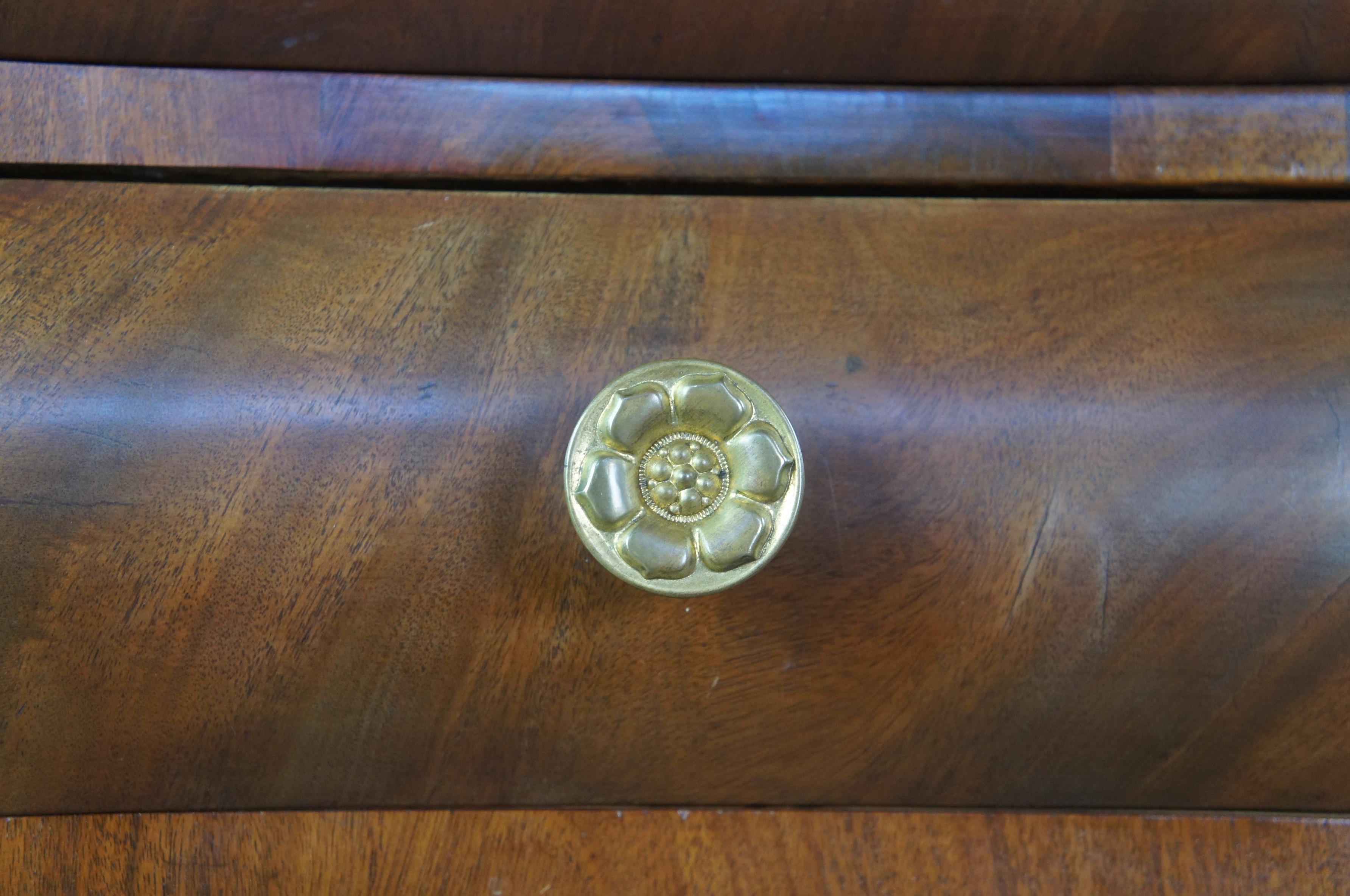 Table de coiffeuse de bureau de style Empire américain du 19e siècle en acajou flammé avec support de façonnage en vente 1