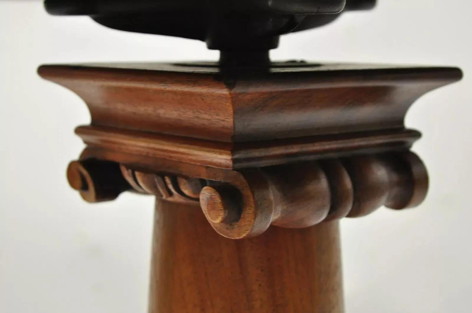 Taburete giratorio de cuero con columna de caoba tallada del Imperio Americano del S. XIX en venta 4