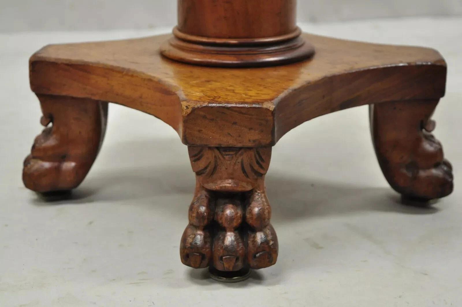 Taburete giratorio de cuero con columna de caoba tallada del Imperio Americano del S. XIX en venta 1