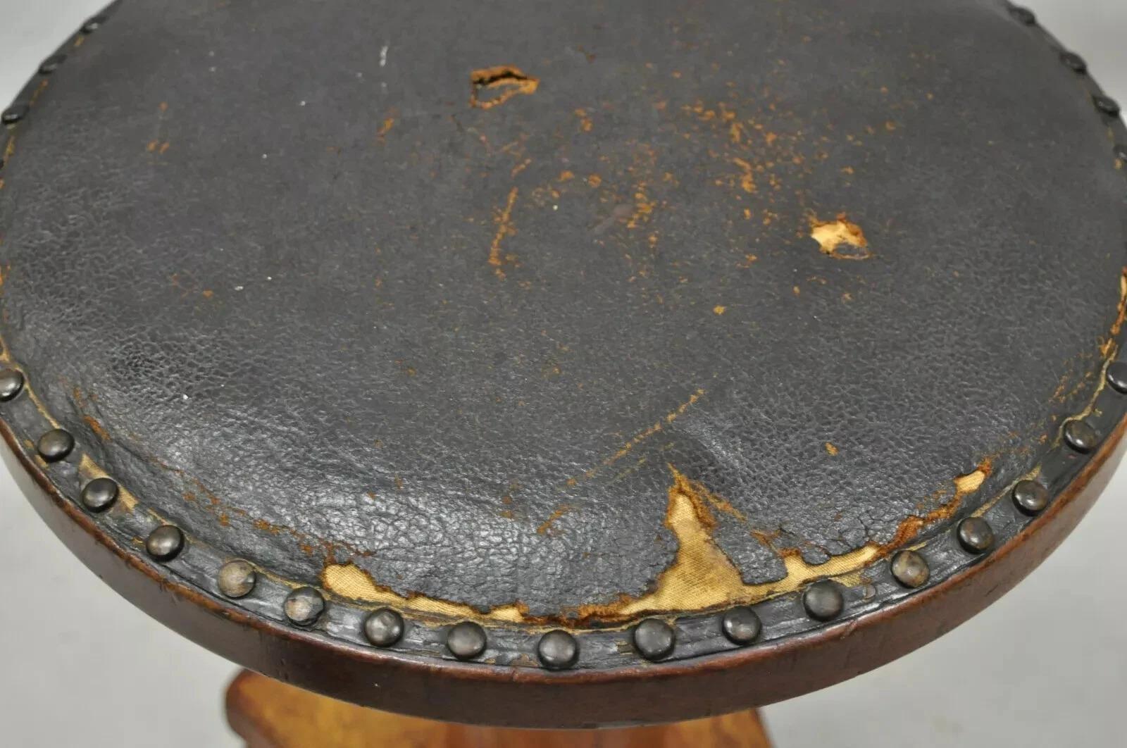 Taburete giratorio de cuero con columna de caoba tallada del Imperio Americano del S. XIX en venta 2