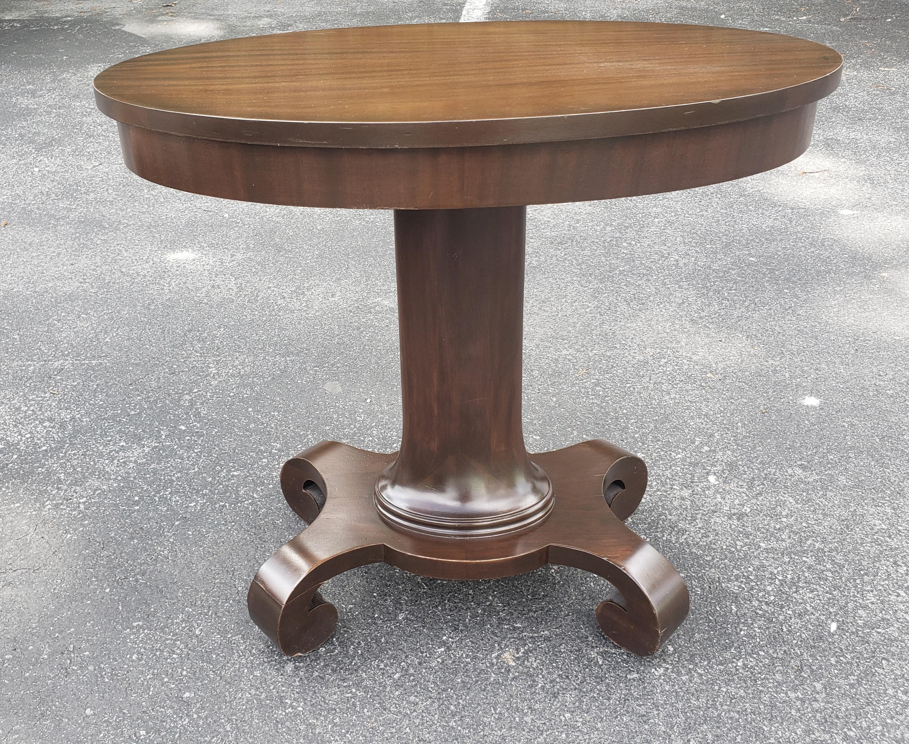 Mesa auxiliar de caoba con pedestal ovalado del Imperio Americano del s. XIX imperio estadounidense en venta