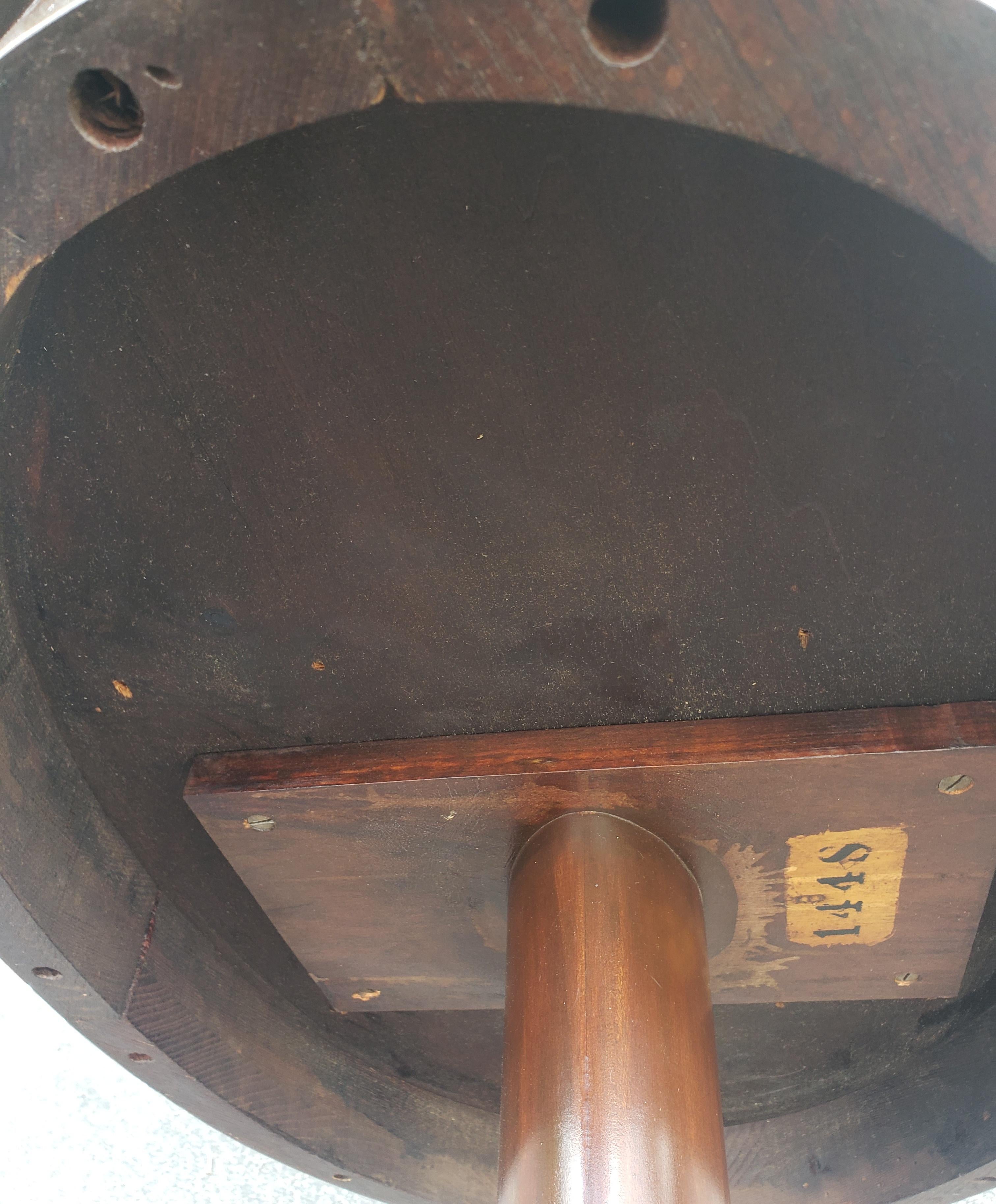 Mesa auxiliar de caoba con pedestal ovalado del Imperio Americano del s. XIX Caoba en venta