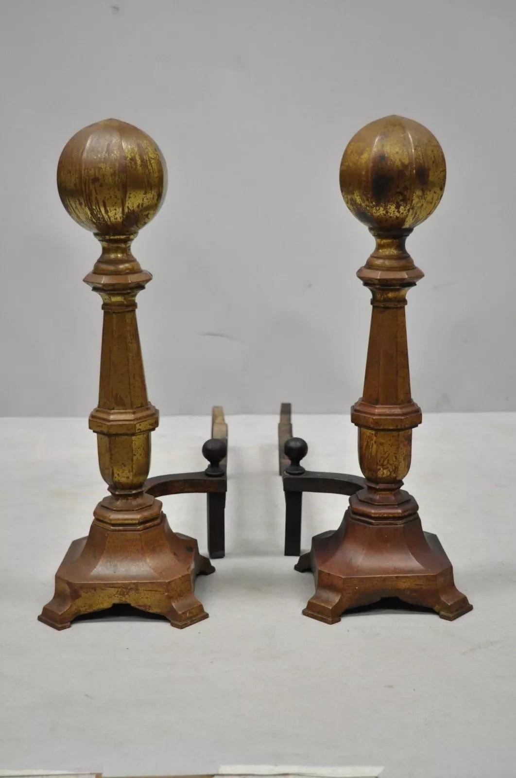 19. Jh. American Federal Brass Cannonball Andirons mit Aged Patina - ein Paar. Artikel verfügt über wünschenswert gealterte Patina auf Messing, große Kanonenkugel Formen, Gusseisen unterstützt, sehr schöne antike Element. CIRCA Spätes 19.