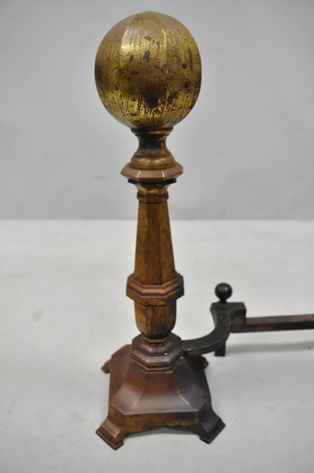 Amerikanische Federal Cannonball-Feuerböcke aus Messing des 19. Jahrhunderts mit gealterter Patina – ein Paar im Zustand „Gut“ im Angebot in Philadelphia, PA