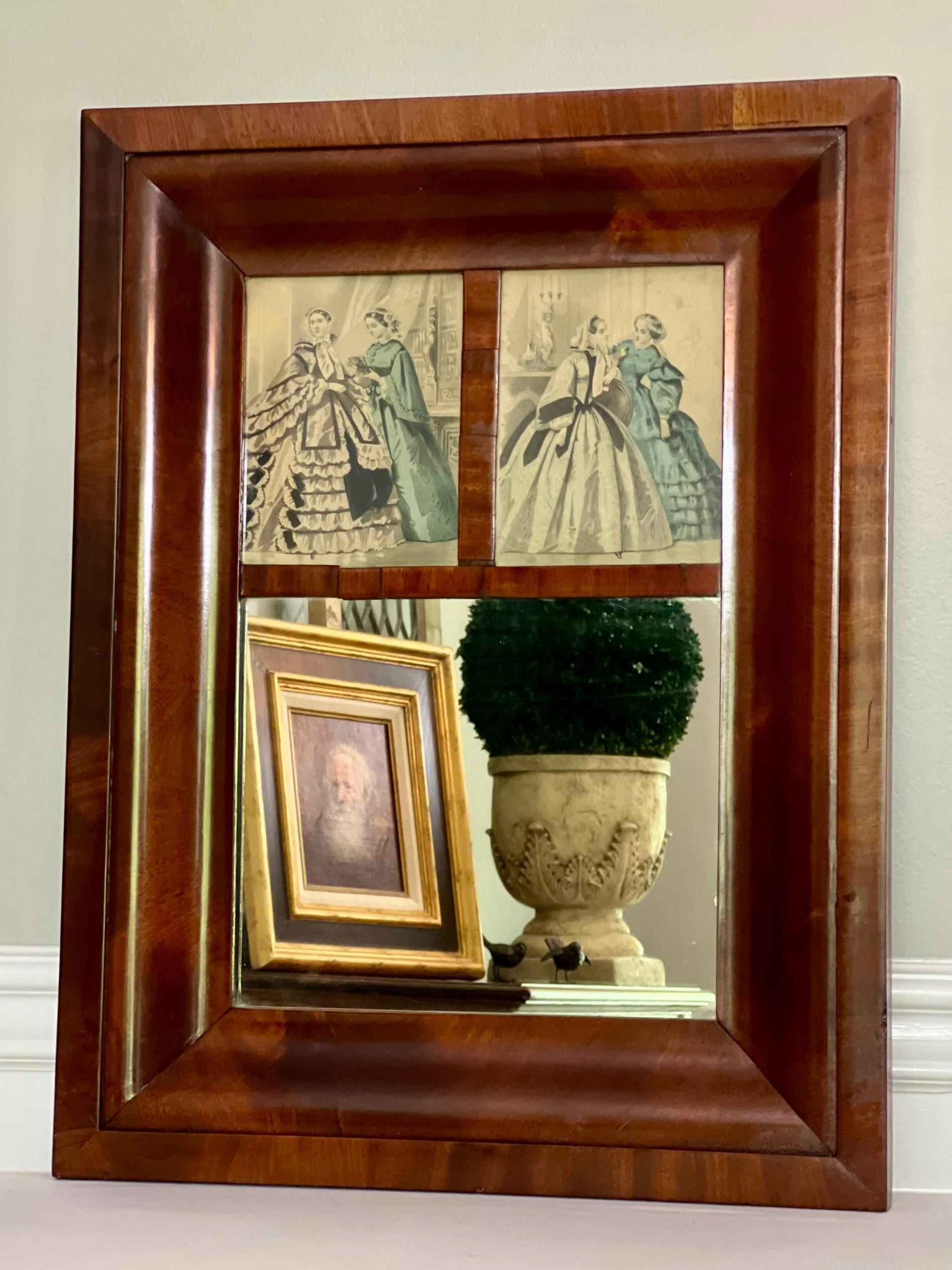 Specchio a Ogee in mogano a fiamma americano del XIX secolo con stampe di moda francese d'epoca in vendita 5