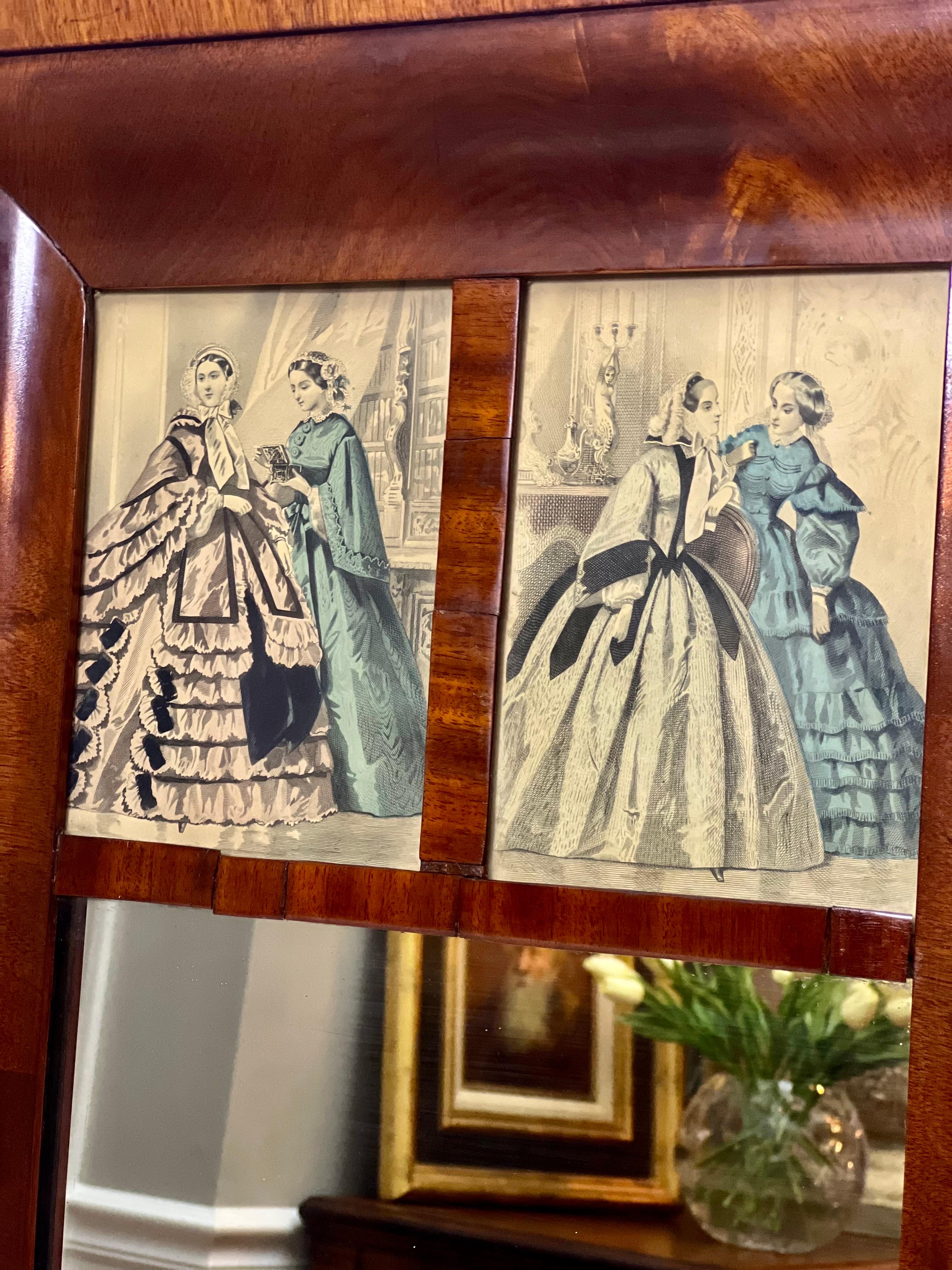 Americano Specchio a Ogee in mogano a fiamma americano del XIX secolo con stampe di moda francese d'epoca in vendita