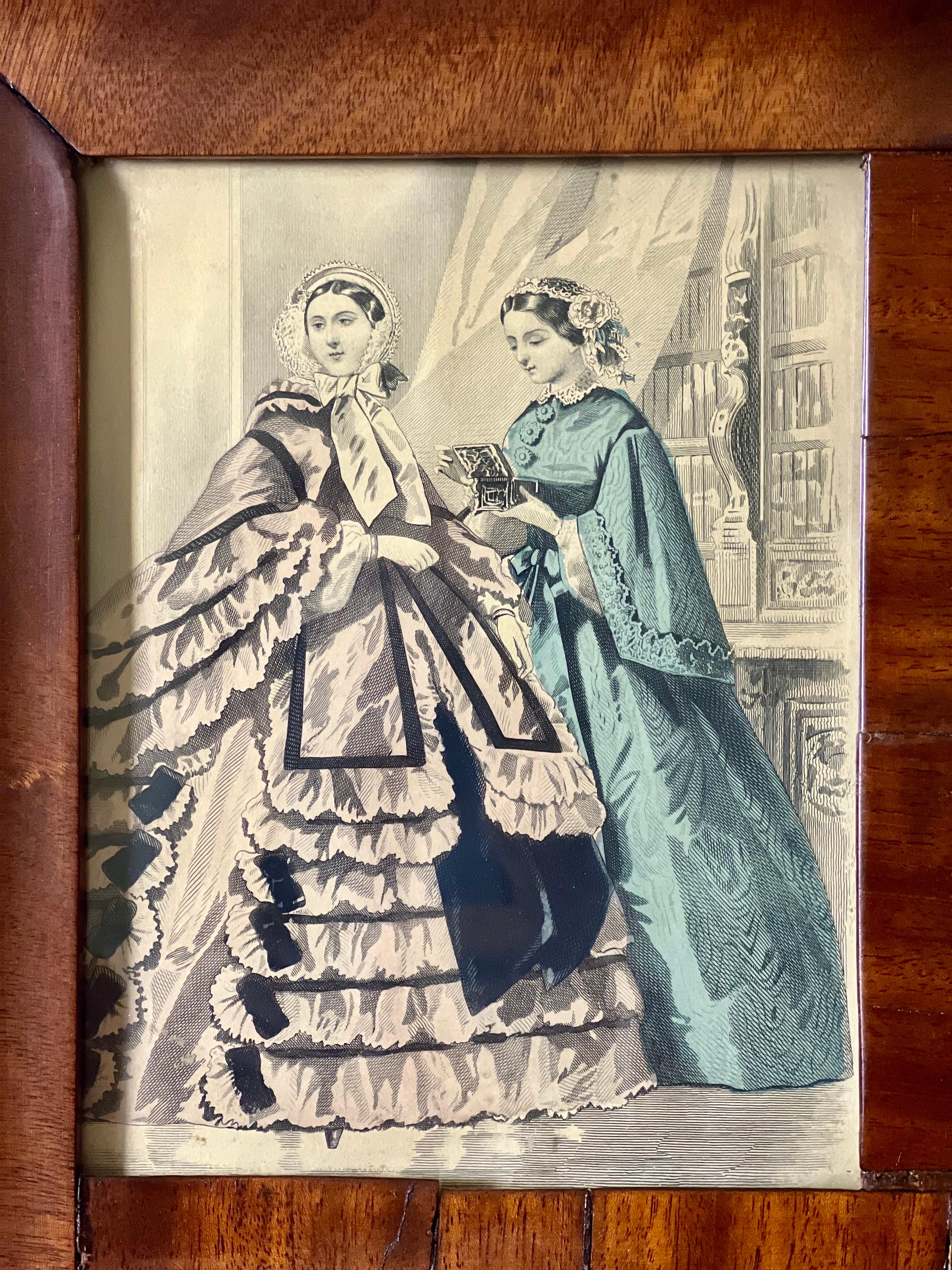 Specchio a Ogee in mogano a fiamma americano del XIX secolo con stampe di moda francese d'epoca In condizioni buone in vendita a Doylestown, PA