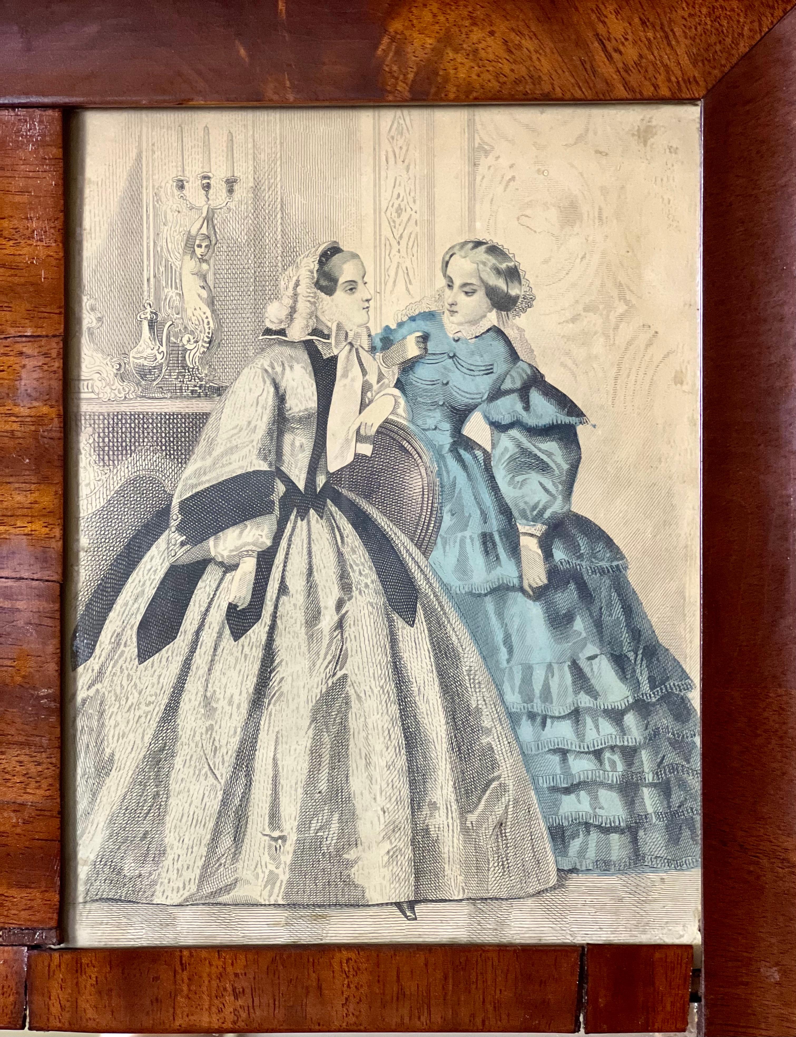 Specchio a Ogee in mogano a fiamma americano del XIX secolo con stampe di moda francese d'epoca in vendita 1