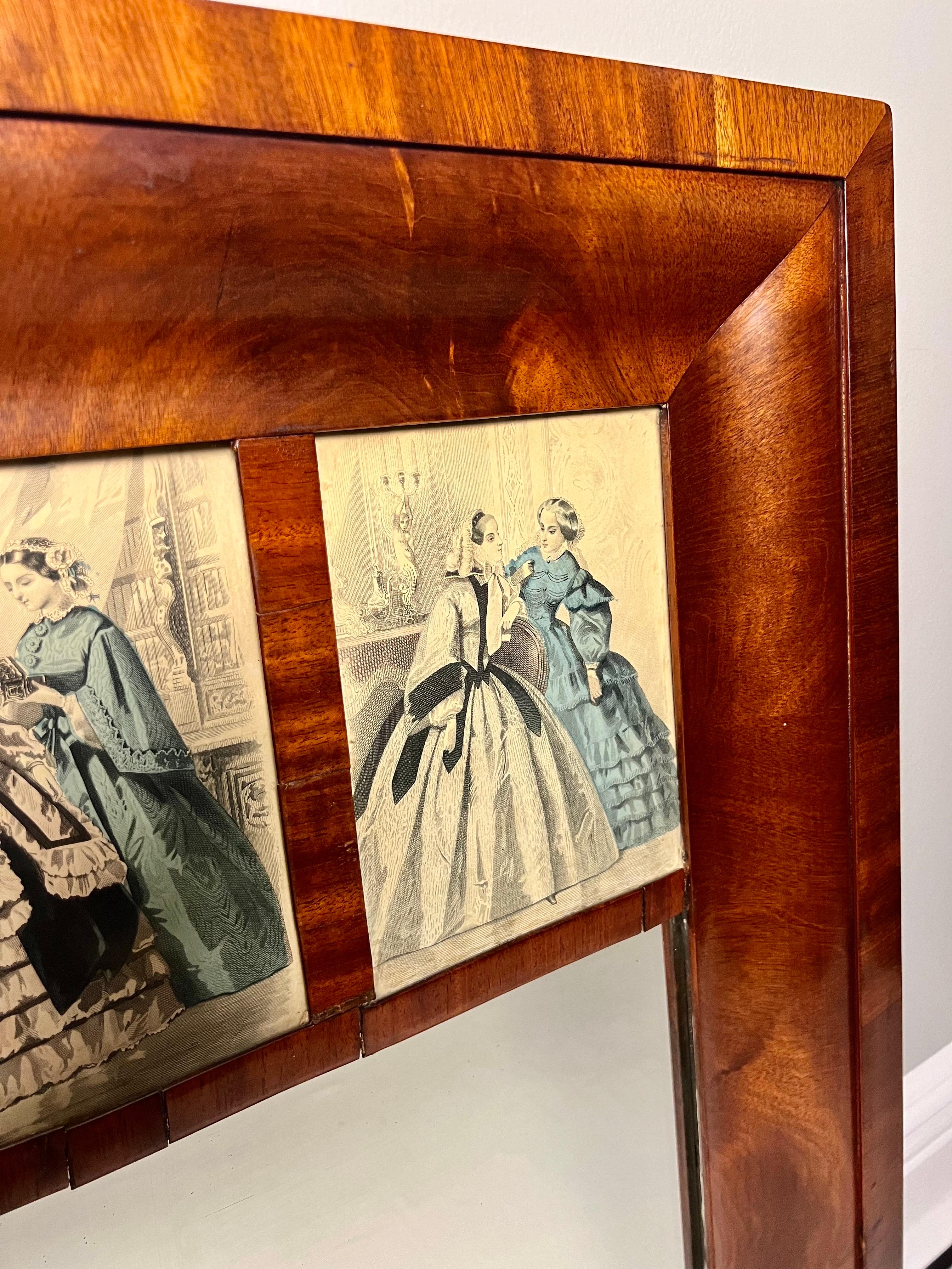 Specchio a Ogee in mogano a fiamma americano del XIX secolo con stampe di moda francese d'epoca in vendita 3