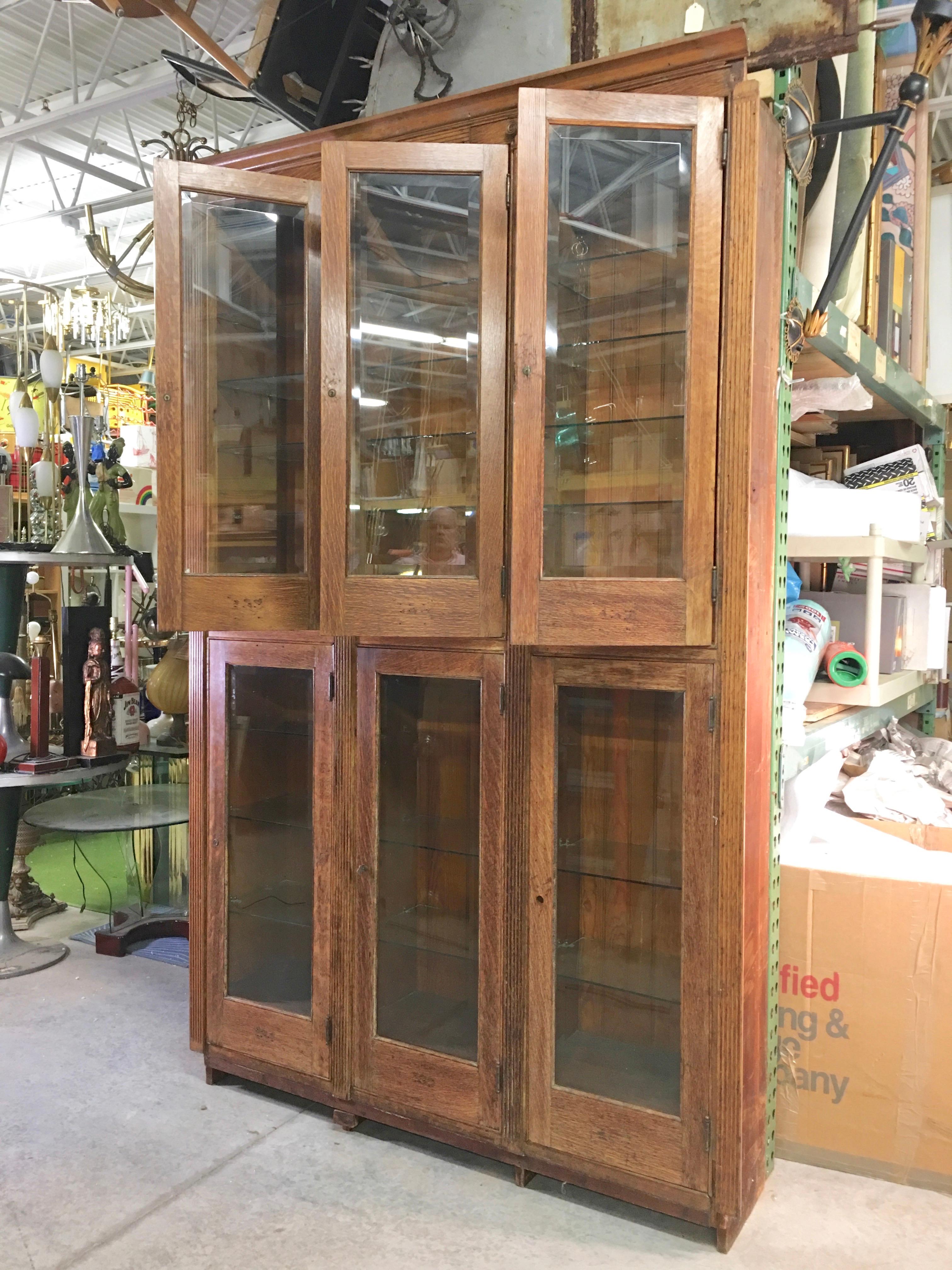Armoire américaine du 19ème siècle à six portes en chêne et verre<unk> en vente 2
