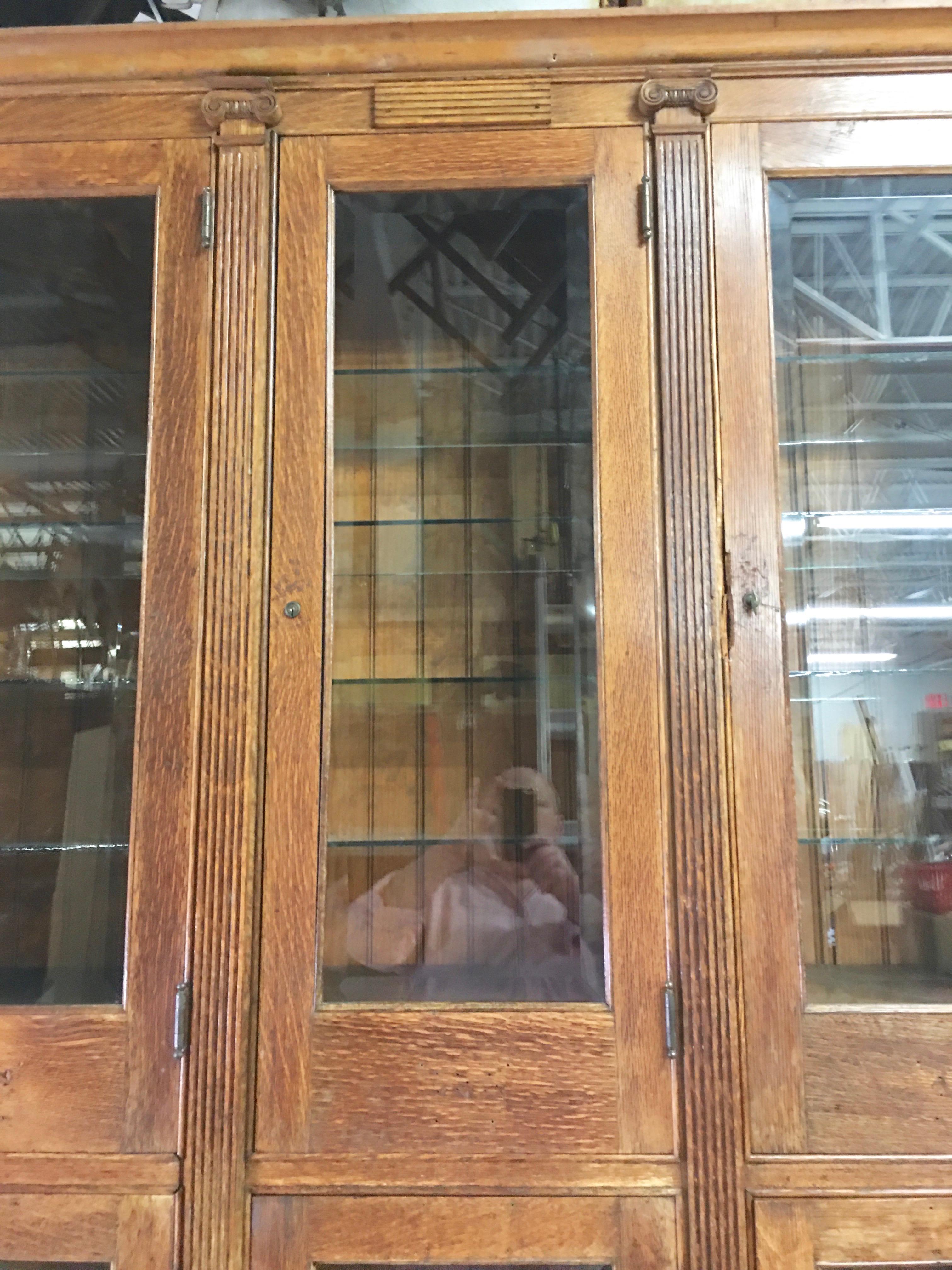 Armoire américaine du 19ème siècle à six portes en chêne et verre<unk> en vente 6