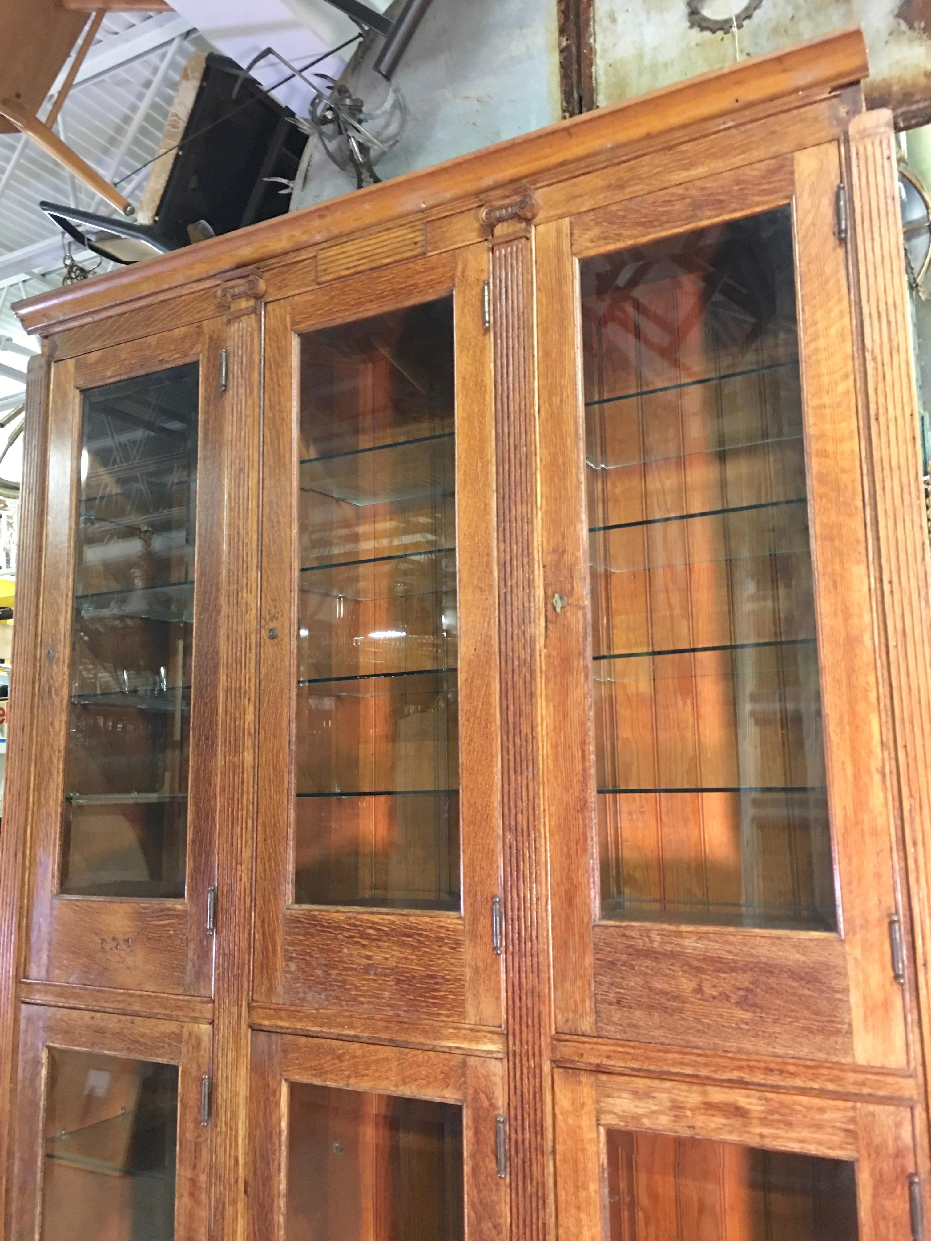 Armoire américaine du 19ème siècle à six portes en chêne et verre<unk> en vente 9