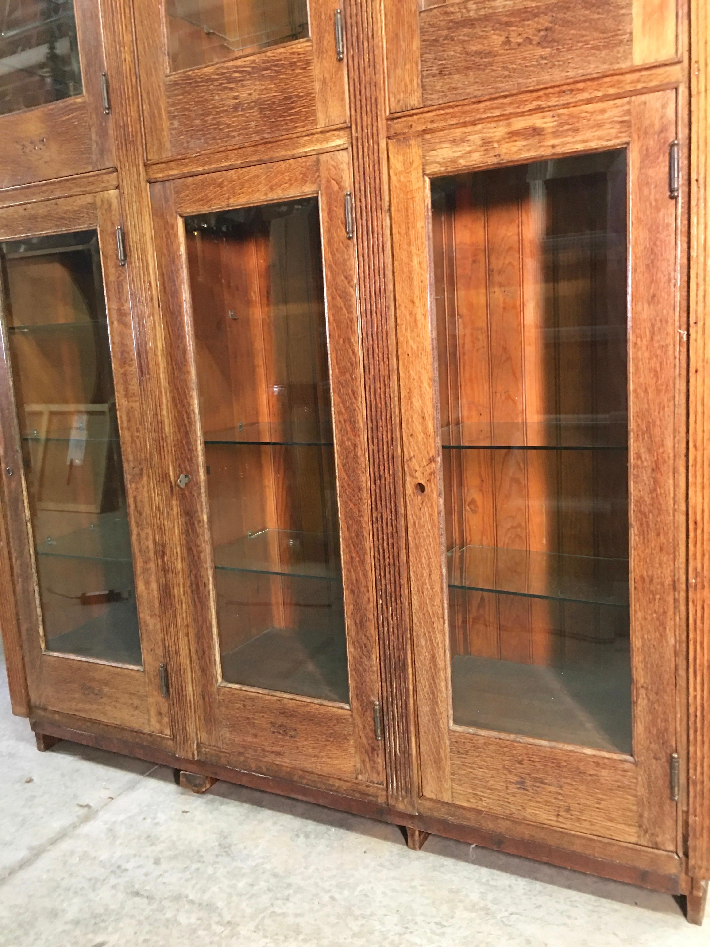 Armoire américaine du 19ème siècle à six portes en chêne et verre<unk> en vente 10