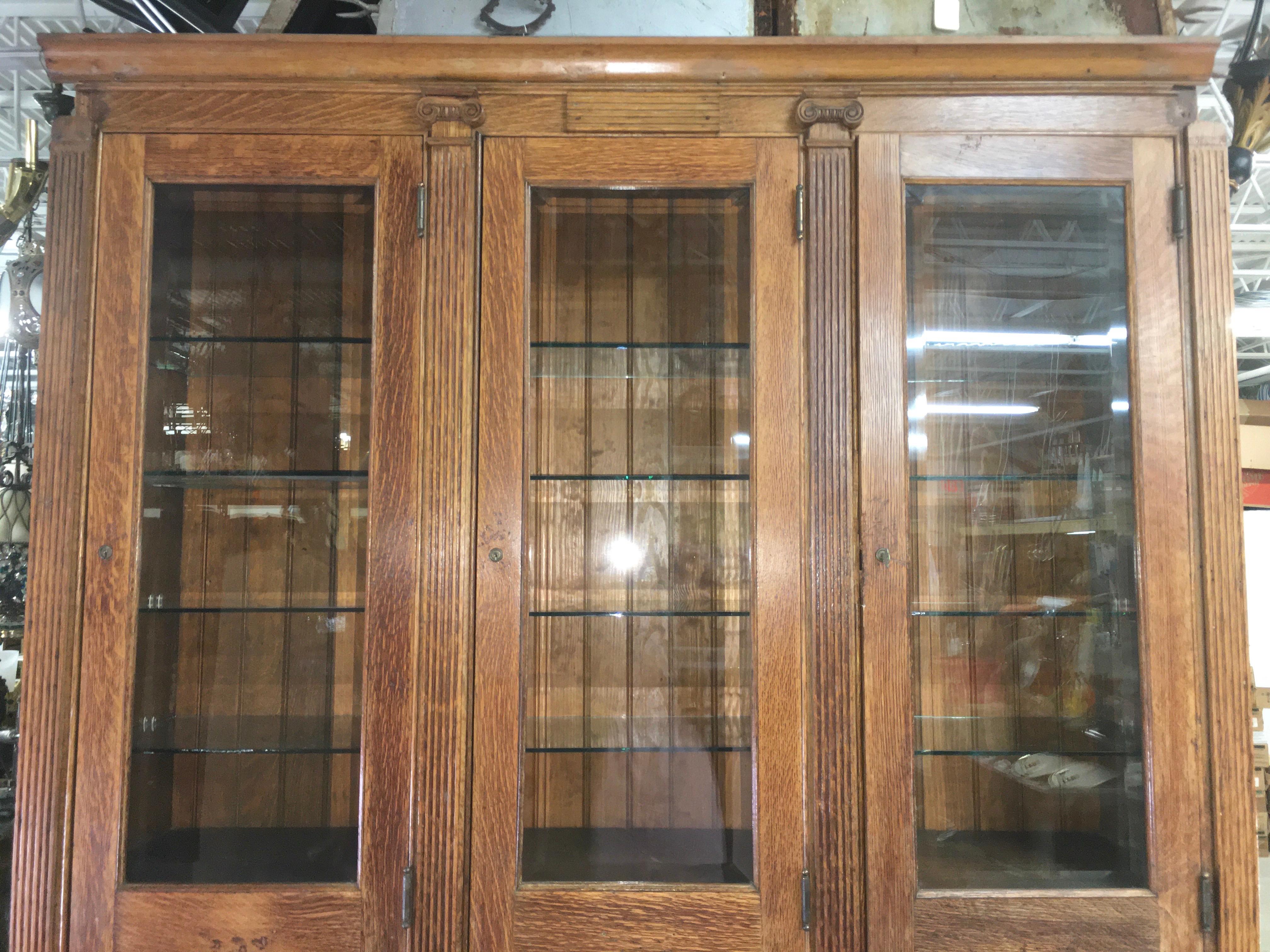 Édouardien Armoire américaine du 19ème siècle à six portes en chêne et verre<unk> en vente