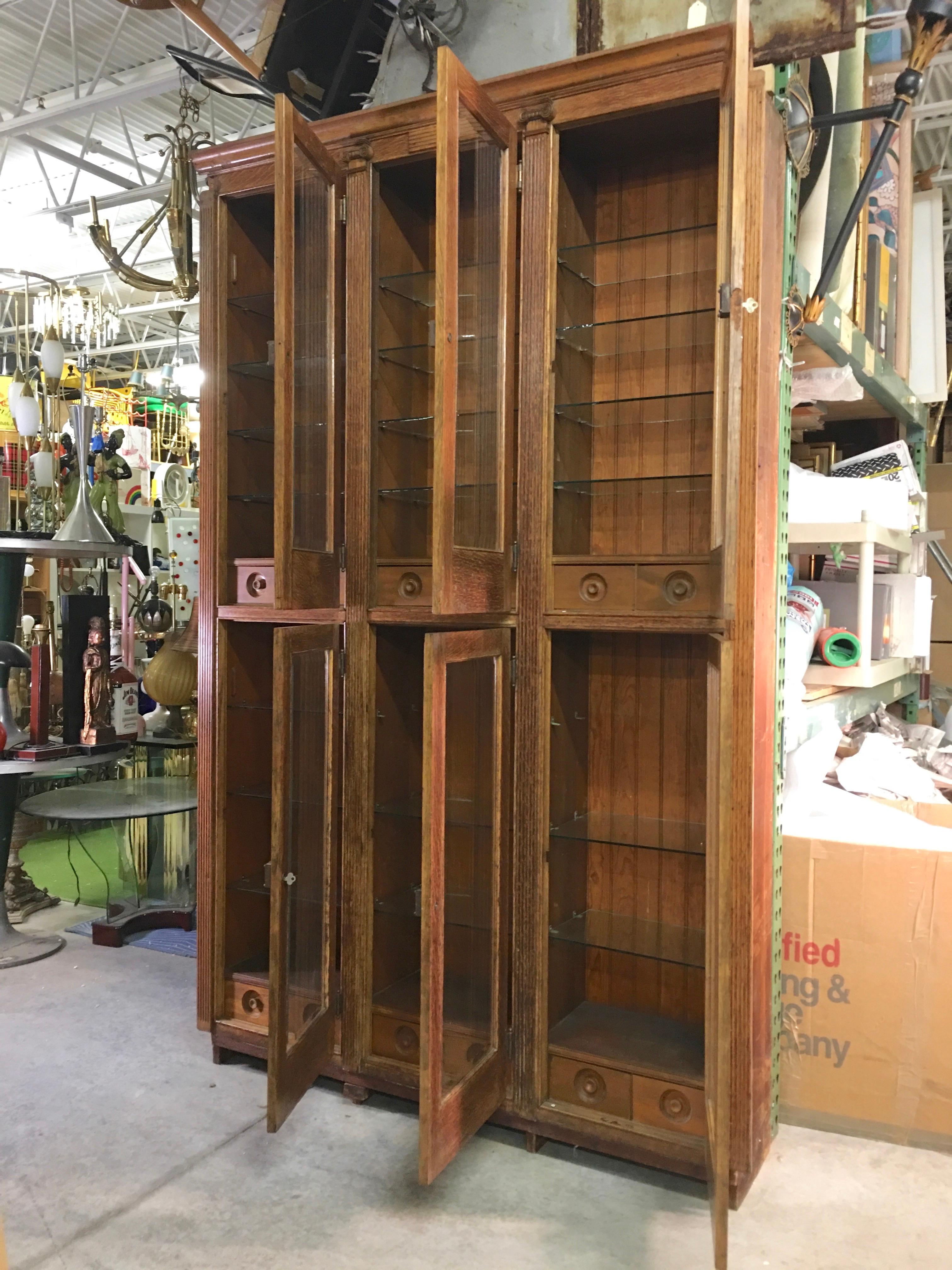 Armoire américaine du 19ème siècle à six portes en chêne et verre<unk> Abîmé - En vente à Hanover, MA