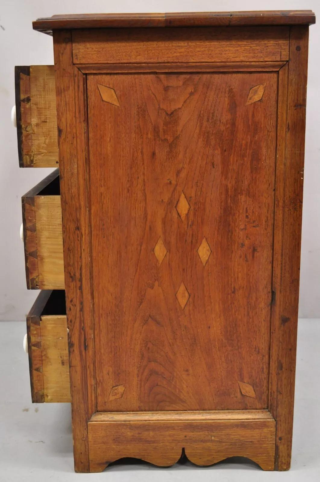 XIX secolo Cassettiera con intarsio a intarsio A.I.C., 19° secolo, primitiva americana di arti e mestieri in vendita