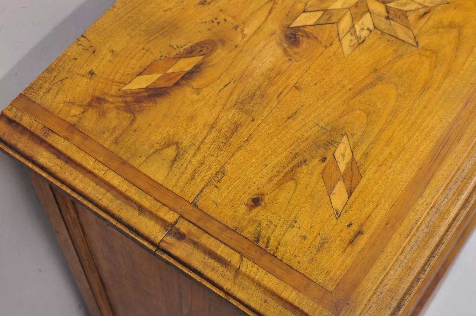 Cassettiera con intarsio a intarsio A.I.C., 19° secolo, primitiva americana di arti e mestieri in vendita 1