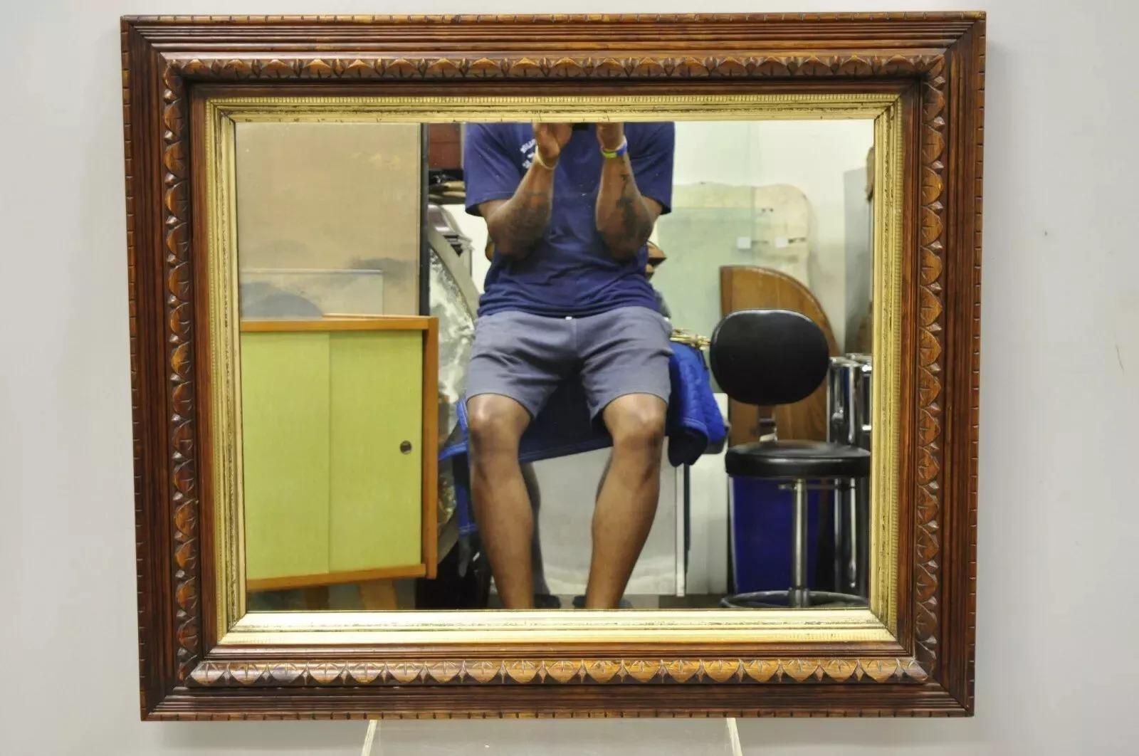 Miroir mural victorien américain du 19e siècle en bois de chêne sculpté à la main et doré à l'or en vente 5