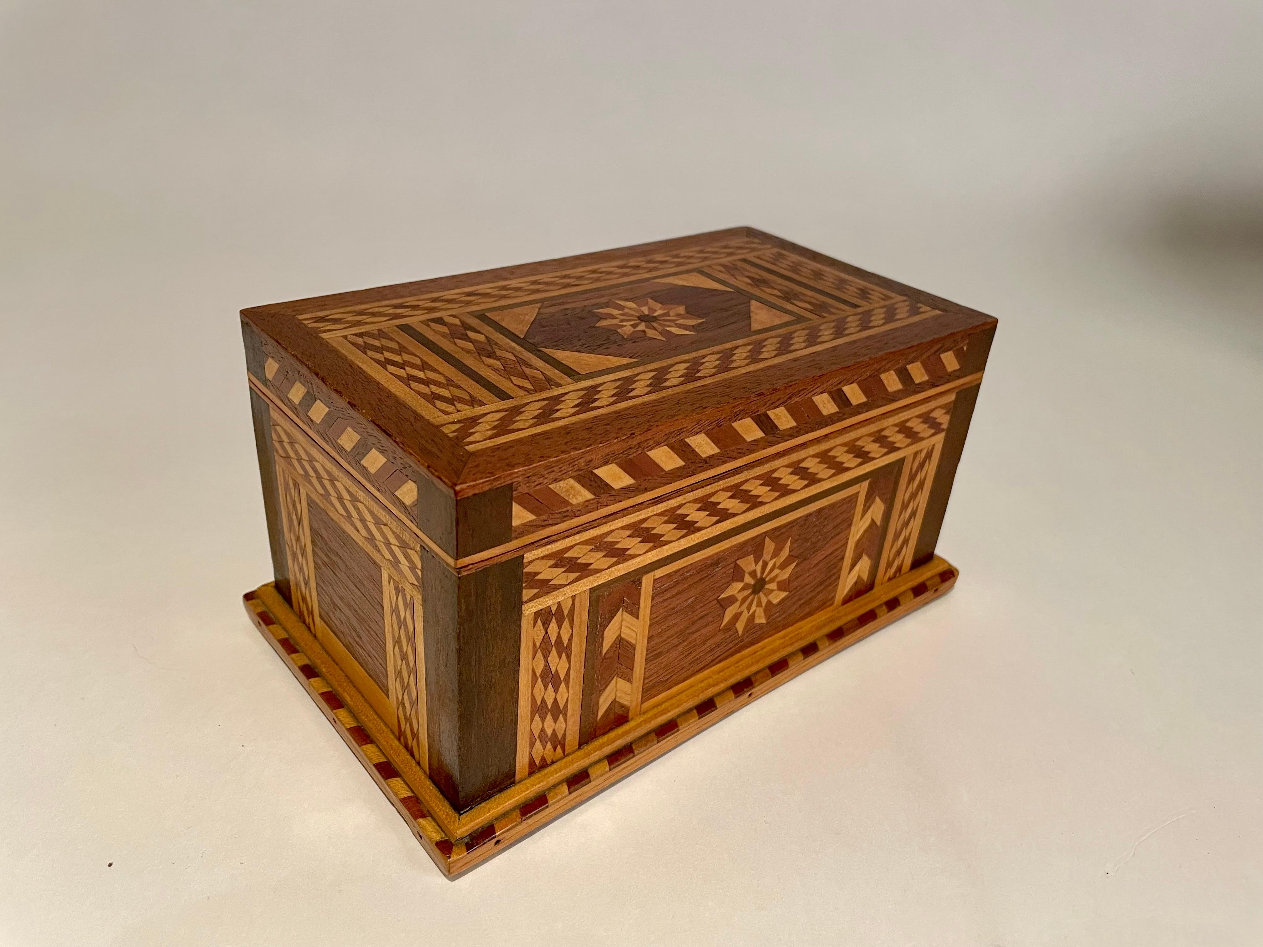 19th C American Walnut Box With Geometric And Starburst Fruitwood Inlay 5