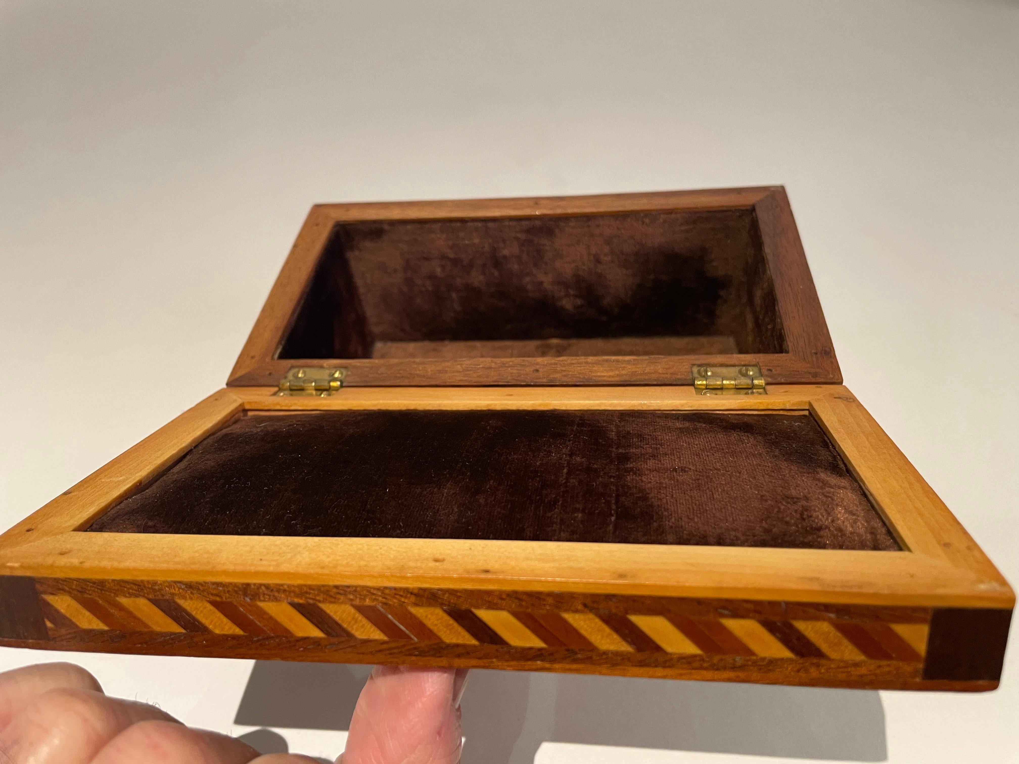 19th C American Walnut Box With Geometric And Starburst Fruitwood Inlay 10