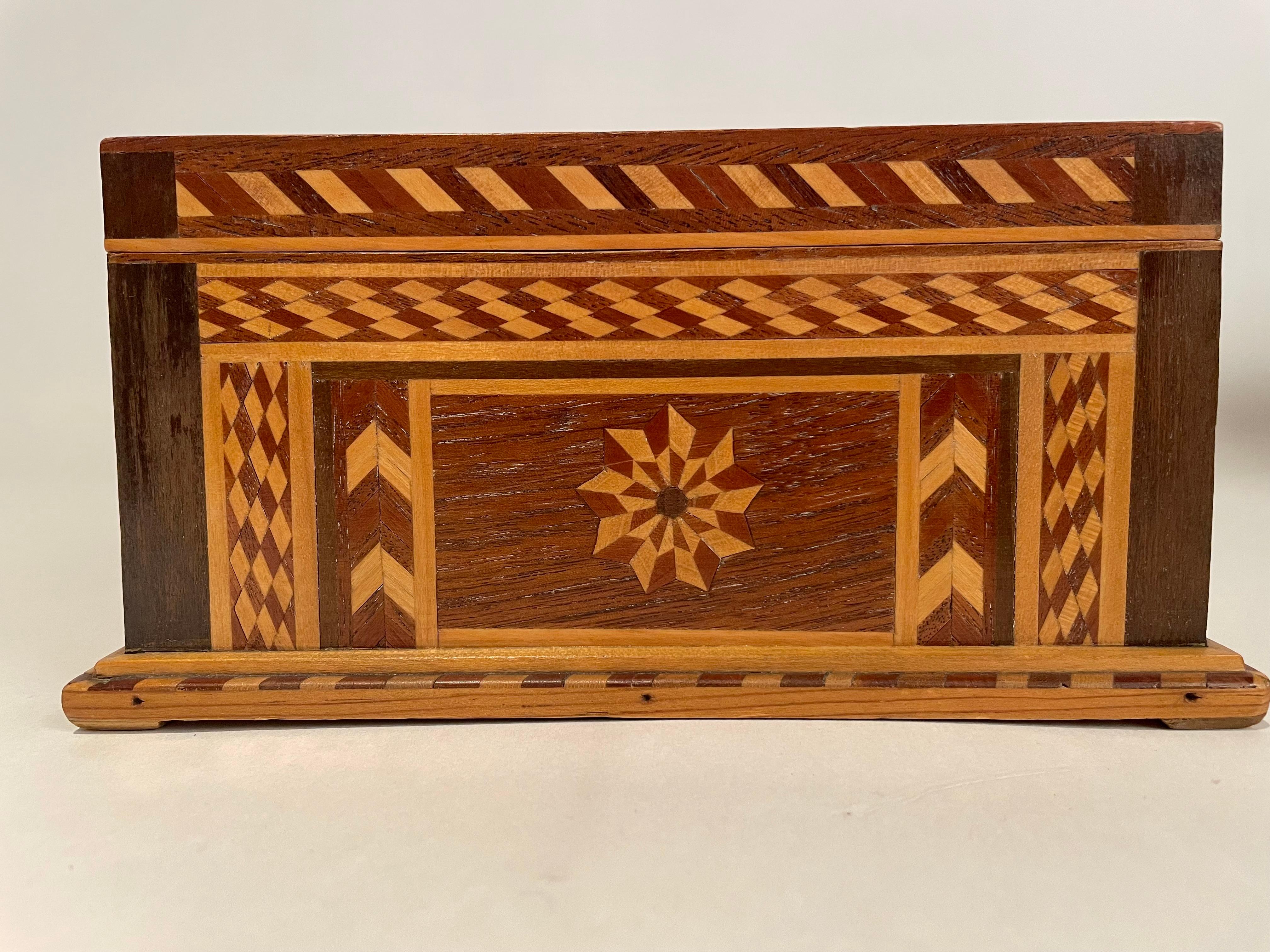19th C American Walnut Box With Geometric And Starburst Fruitwood Inlay In Good Condition In Stamford, CT