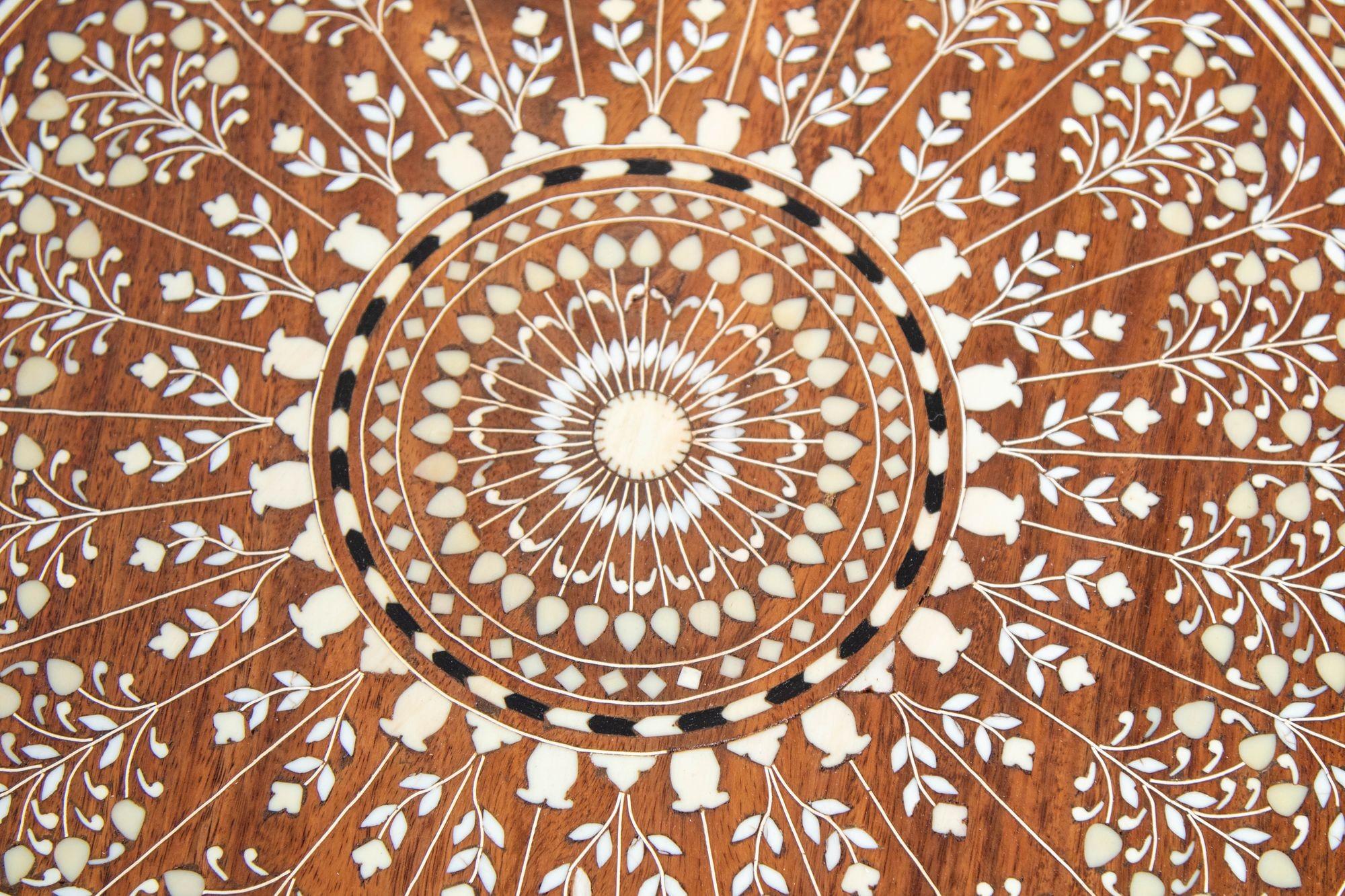 19th c. Anglo Indian Mughal Teak Bone Inlaid Round Side Table In Good Condition For Sale In North Hollywood, CA