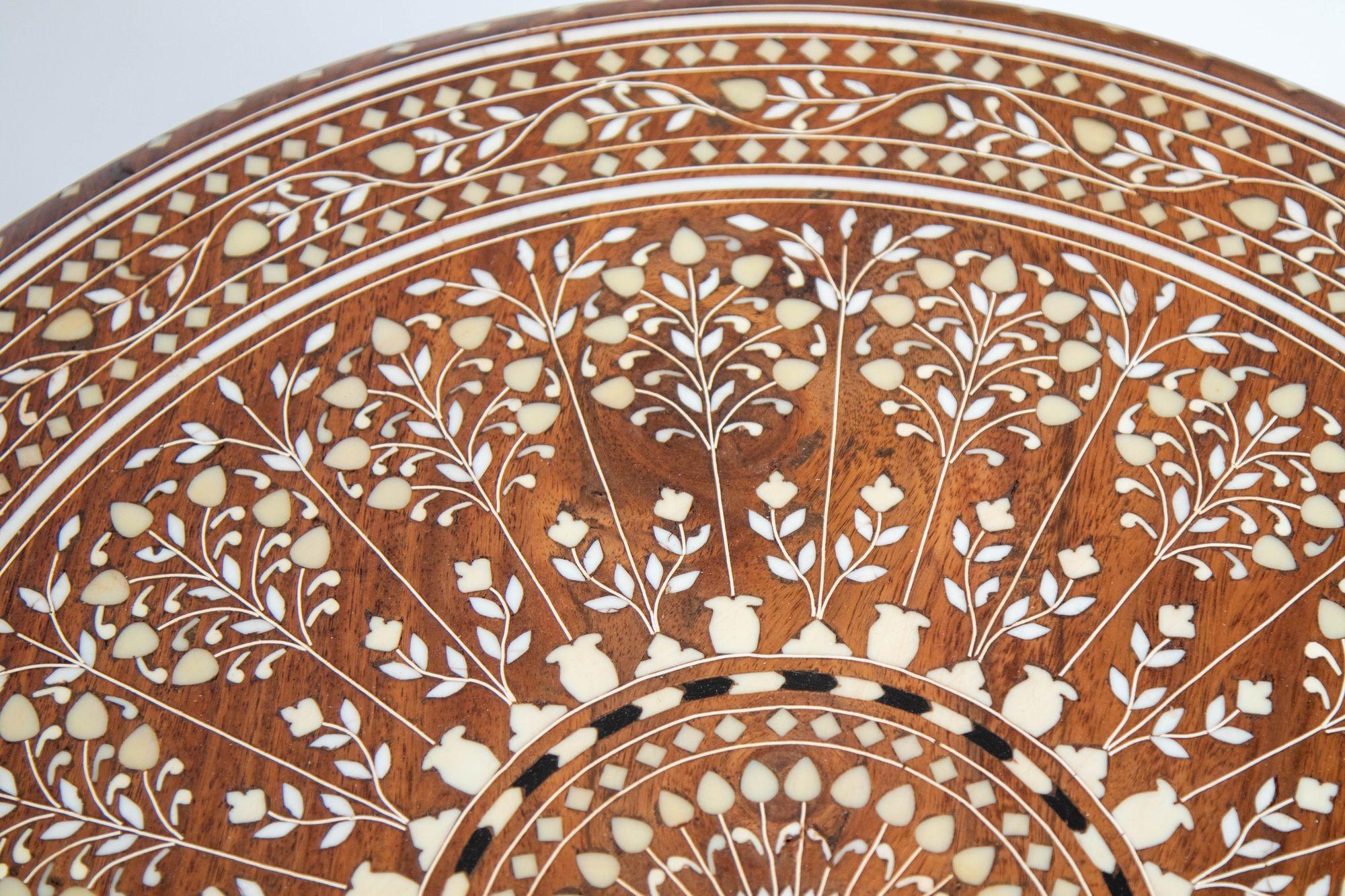 19. Jahrhundert. Anglo Indian Mughal Teak Knochen Intarsien Runde Beistelltisch im Zustand „Gut“ im Angebot in North Hollywood, CA