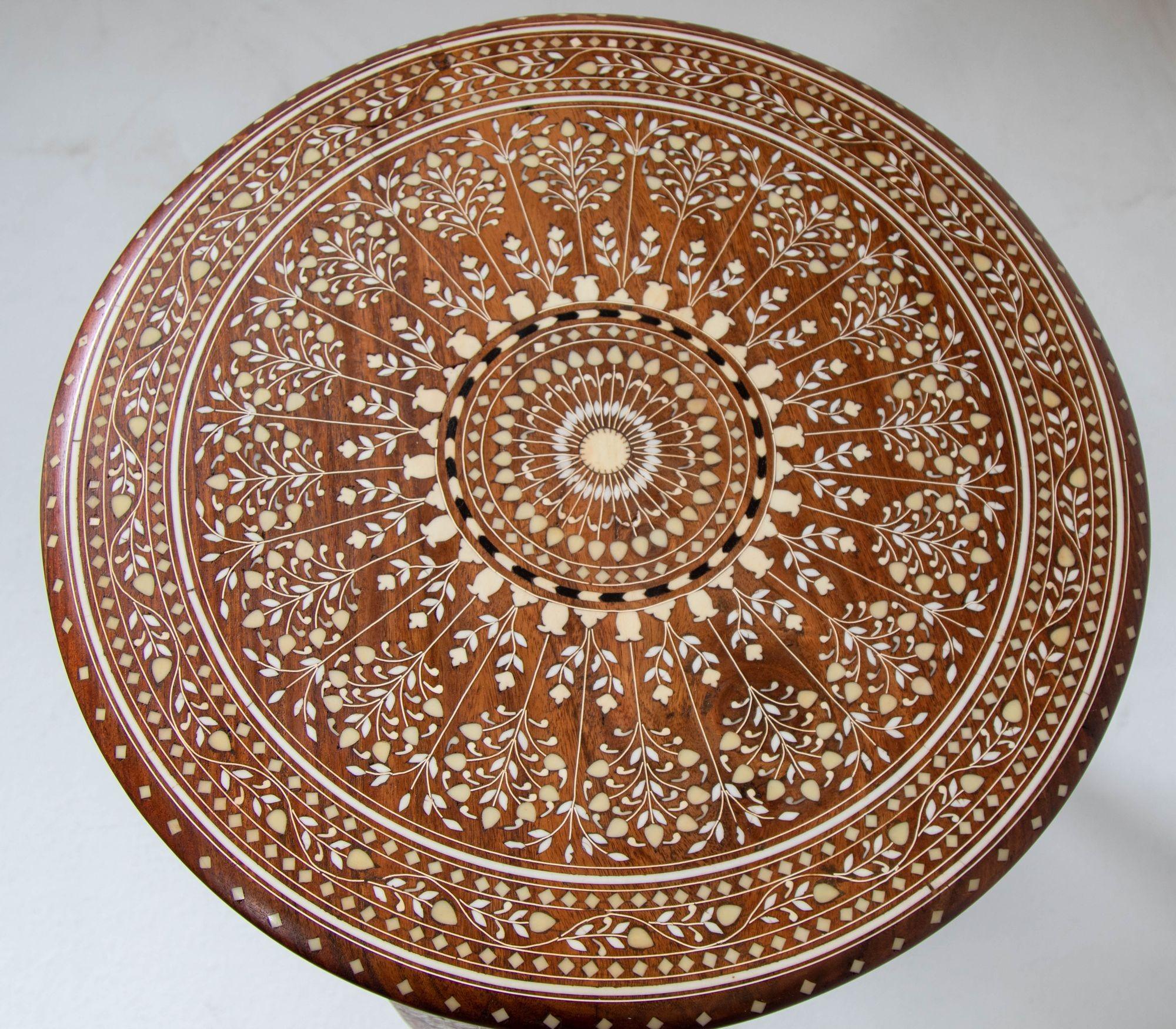 19th c. Anglo Indian Mughal Teak Bone Inlaid Round Side Table For Sale 2