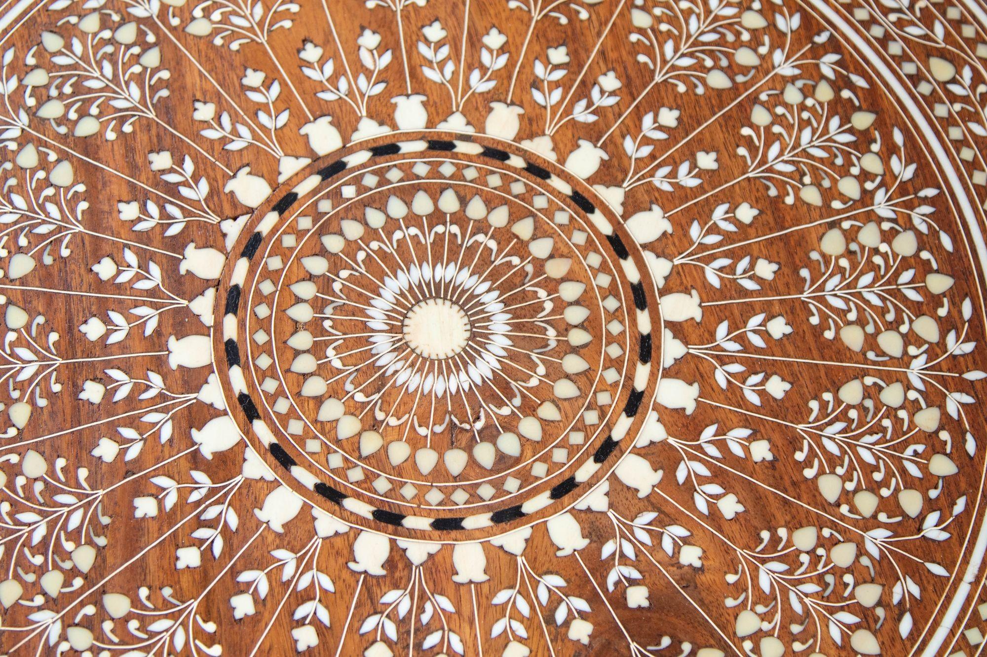 19. Jahrhundert. Anglo Indian Mughal Teak Knochen Intarsien Runde Beistelltisch im Angebot 3