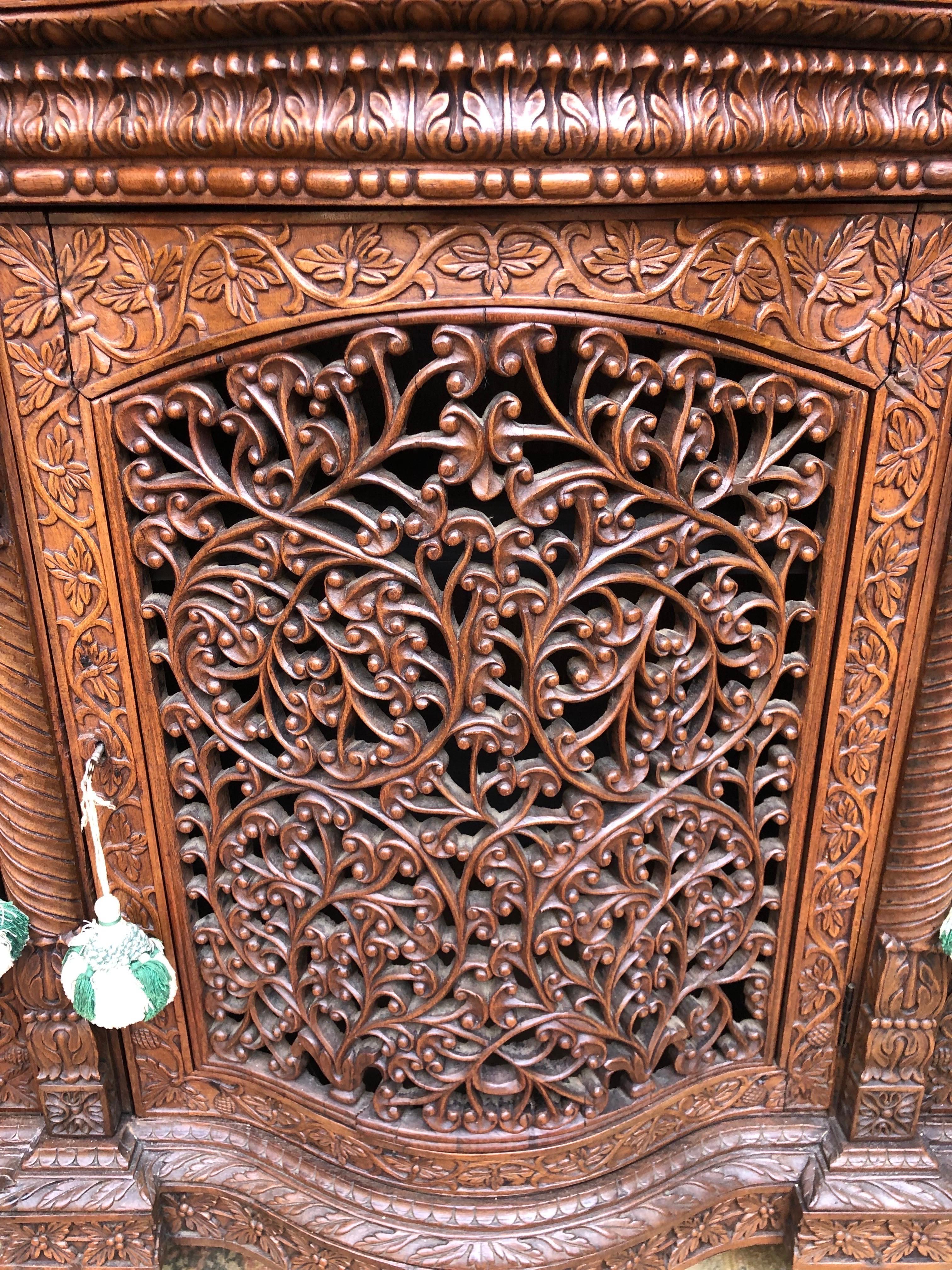 Anglo-indisches Regency-Sideboard/Anrichte aus geschnitztem Mahagoni und Padouk aus dem 19. Jahrhundert im Angebot 8