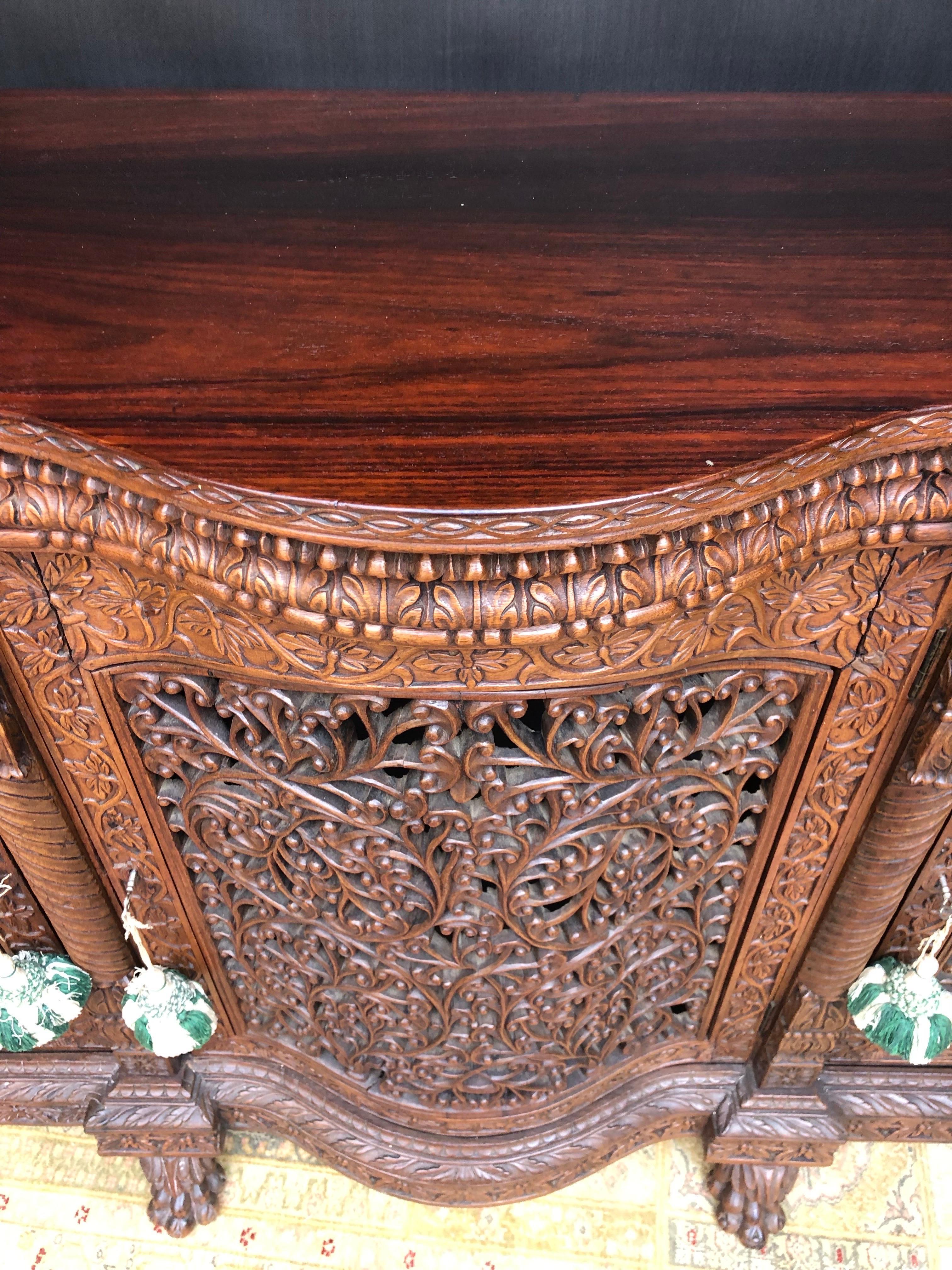Anglo-indisches Regency-Sideboard/Anrichte aus geschnitztem Mahagoni und Padouk aus dem 19. Jahrhundert im Angebot 10
