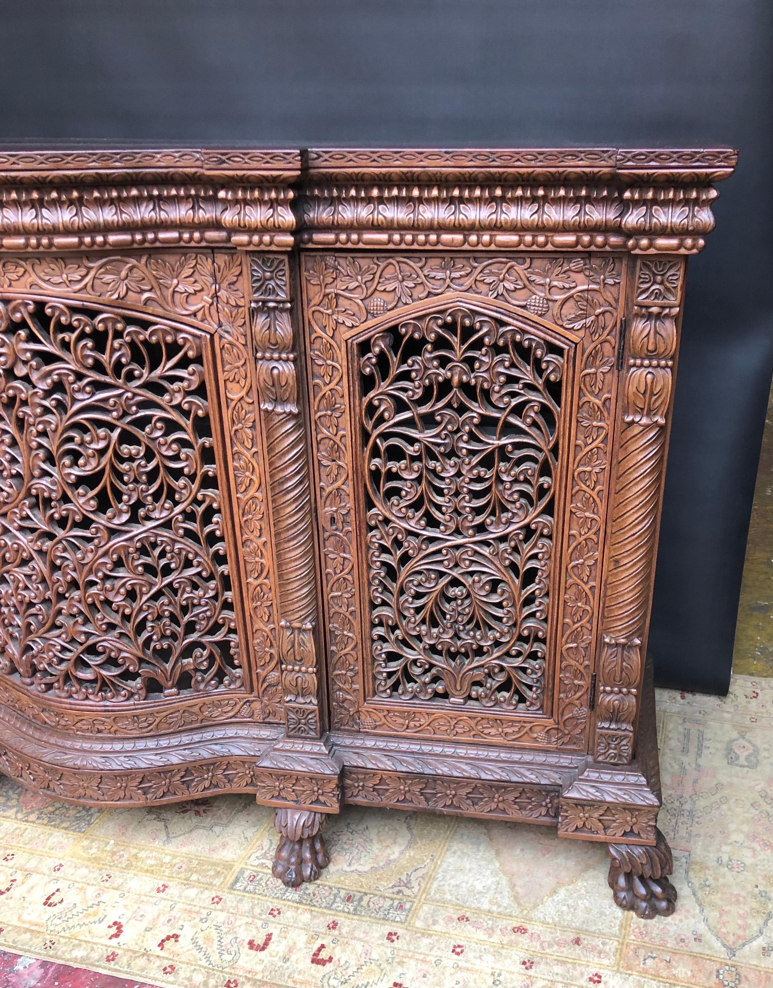 Anglo-indisches Regency-Sideboard/Anrichte aus geschnitztem Mahagoni und Padouk aus dem 19. Jahrhundert (Handgeschnitzt) im Angebot