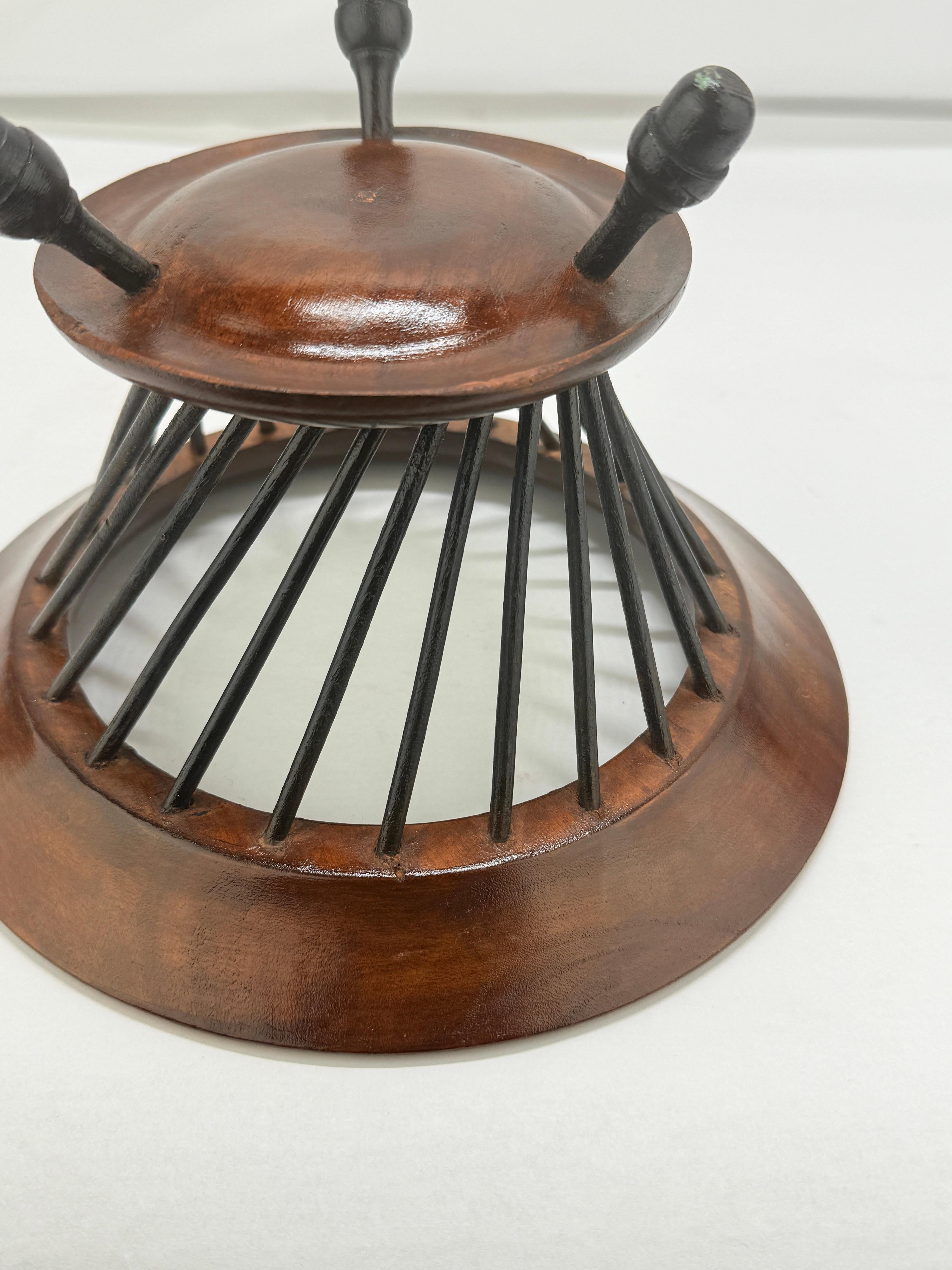 Ende des 19. bis Anfang des 20. Jahrhunderts Anglo-indischer Korb aus gedrechseltem Teakholz und ebonisiertem Holz auf Füßen
Britische Kolonialzeit, wahrscheinlich Madras Presidency (Region Chennai), ca. 1880-1920

Ein fein gedrechselter und