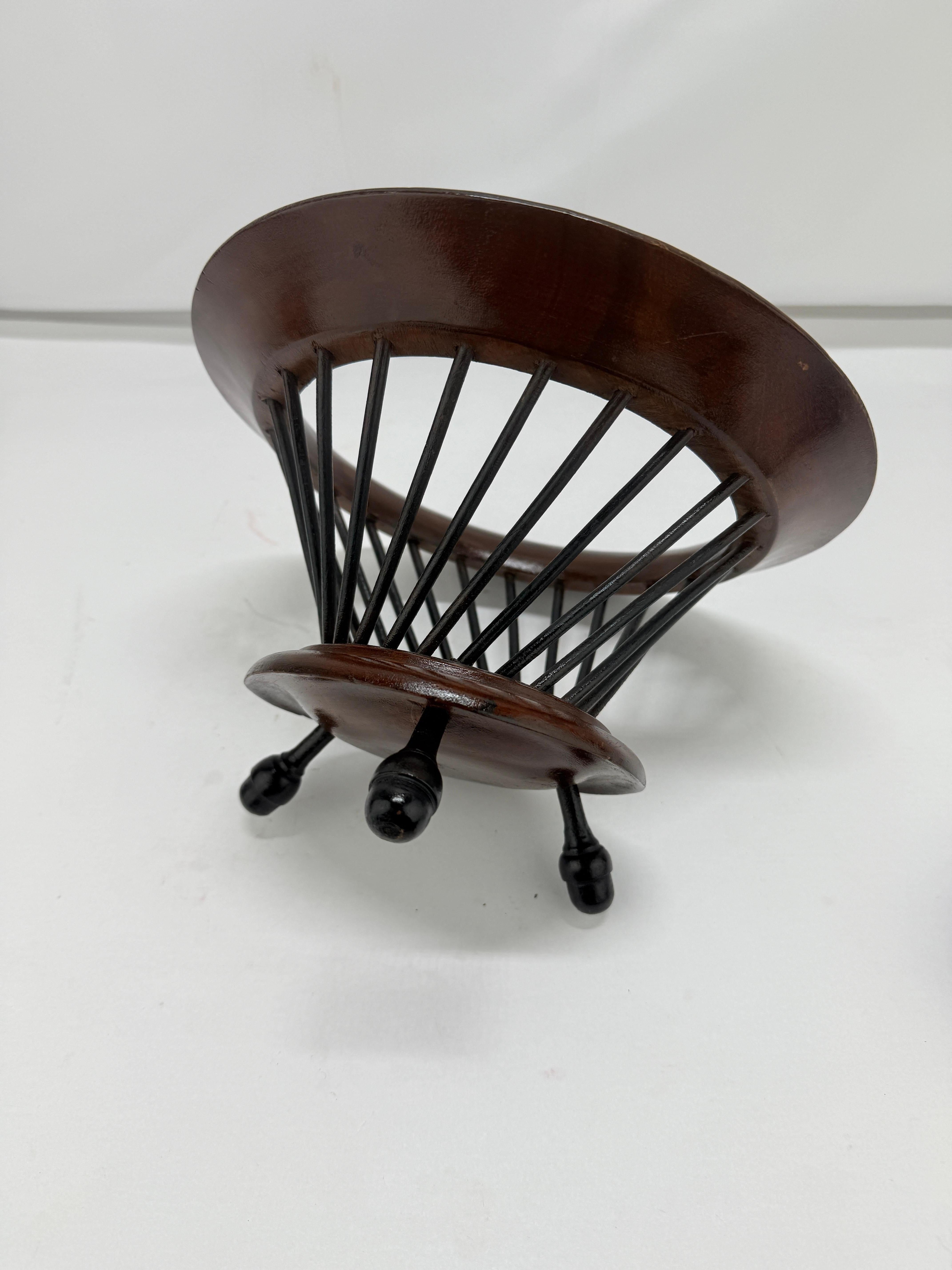 19. Jh., Anglo-indischer Korb aus gedrechseltem Teakholz und ebonisiertem Holz auf Eichelfüßen im Angebot 2