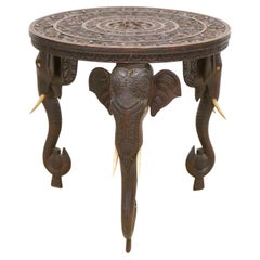 Table d'appoint anglo-indienne du 19e siècle sculptée avec soin, soutenue par trois têtes d'éléphants