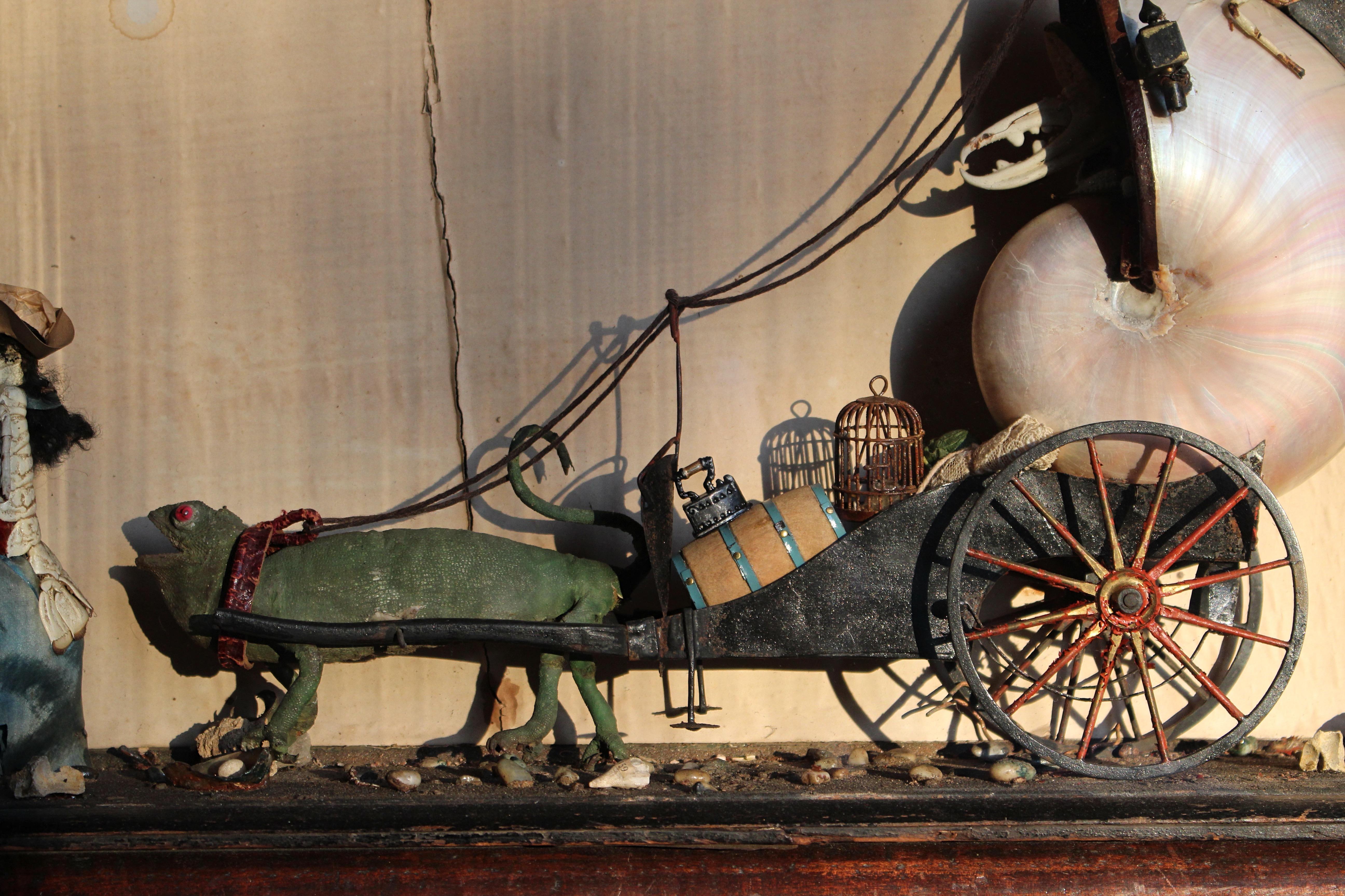 Fibre naturelle A.I.C.C. Taxidermie scène anthropomorphe de caméléon et de crustacé Walter Potter en vente