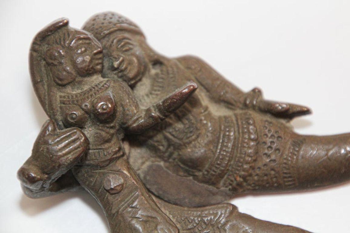 Artisanat 19e s. Cuillères à noix anciennes en bronze de Radha et Krishna d'Inde en vente