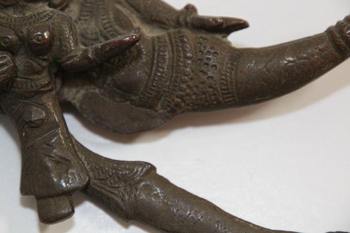 Fait main 19e s. Cuillères à noix anciennes en bronze de Radha et Krishna d'Inde en vente