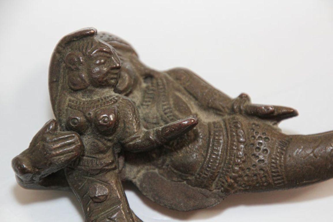 Laiton 19e s. Cuillères à noix anciennes en bronze de Radha et Krishna d'Inde en vente
