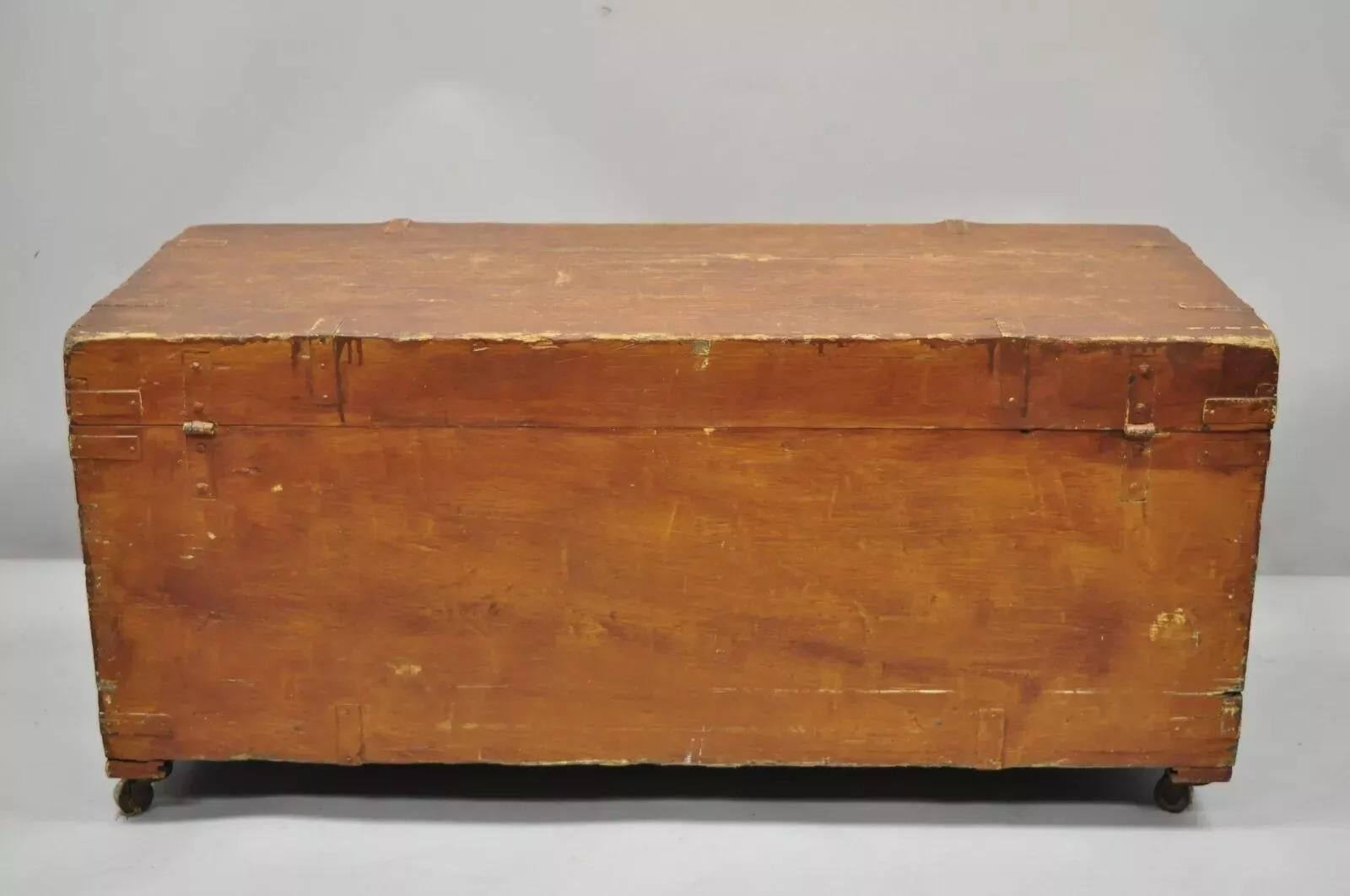 A.I.C. Brown Distress Painted Pine Wood Dovetailed Blanket Chest Trunk (coffre à couvertures) du 19e siècle. en vente 5