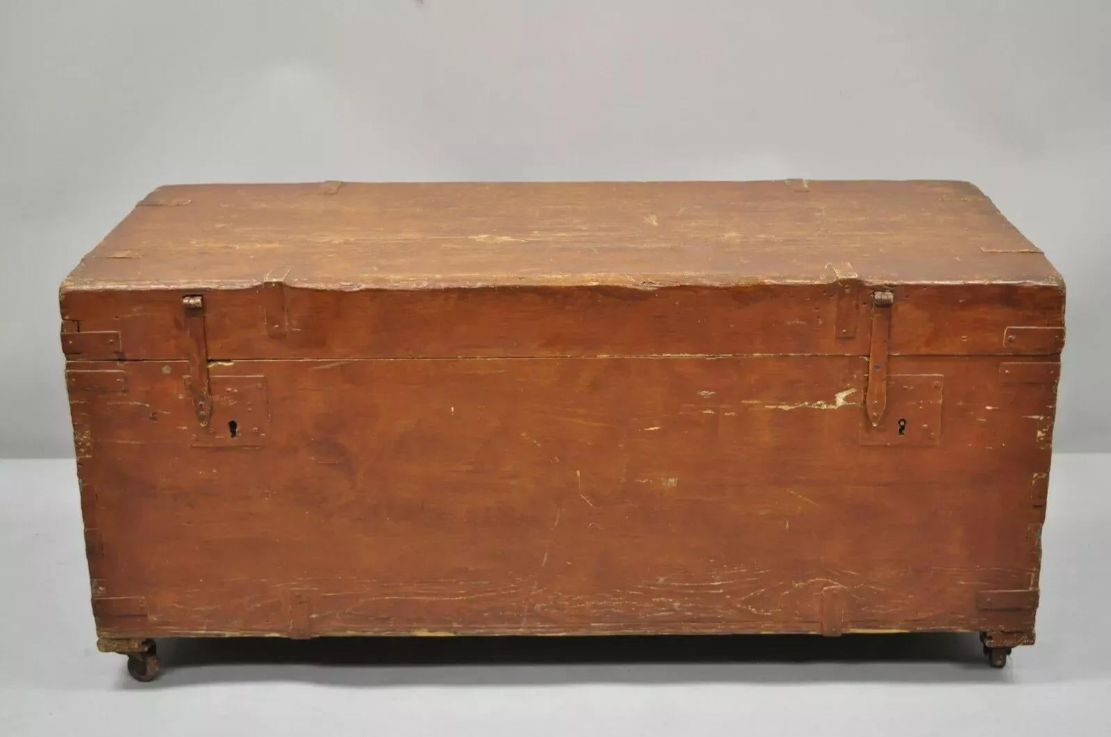 A.I.C. Brown Distress Painted Pine Wood Dovetailed Blanket Chest Trunk (coffre à couvertures) du 19e siècle. en vente 6