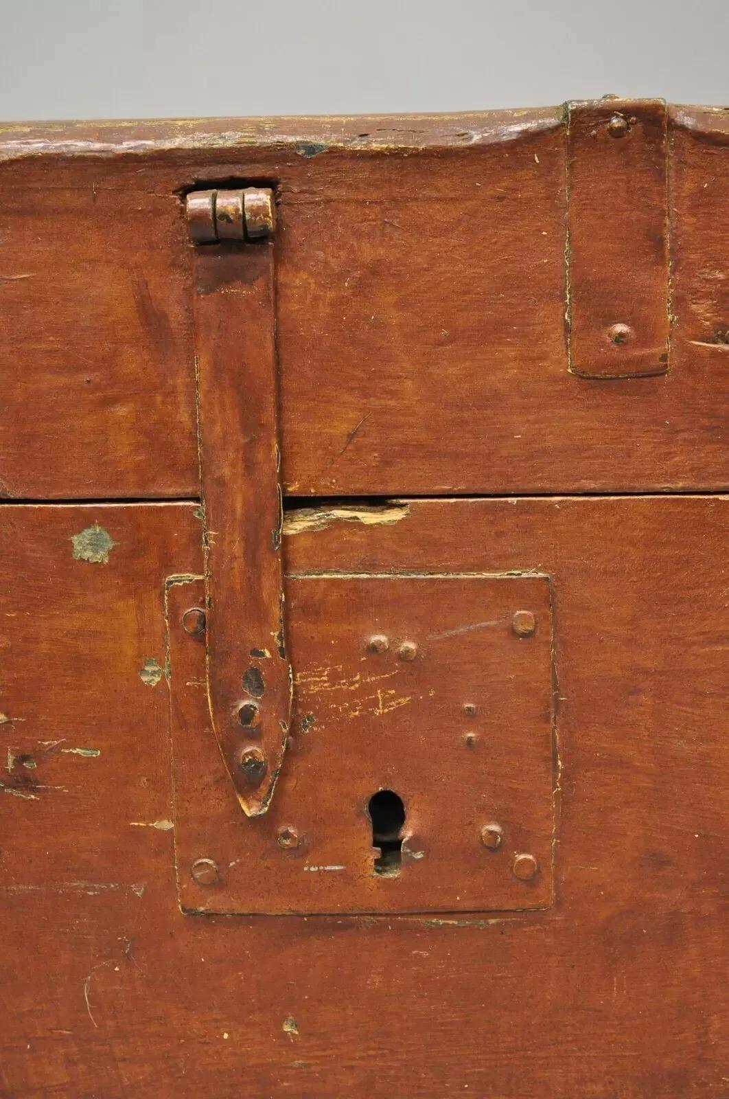 Coffre à couvertures en bois de pin à queue d'aronde A.C. Brown Distress Painted Antique 19th C. Cet article se caractérise par une construction à queue d'aronde, une finition peinte brun rougeâtre vieillie, des roulettes, une quincaillerie en