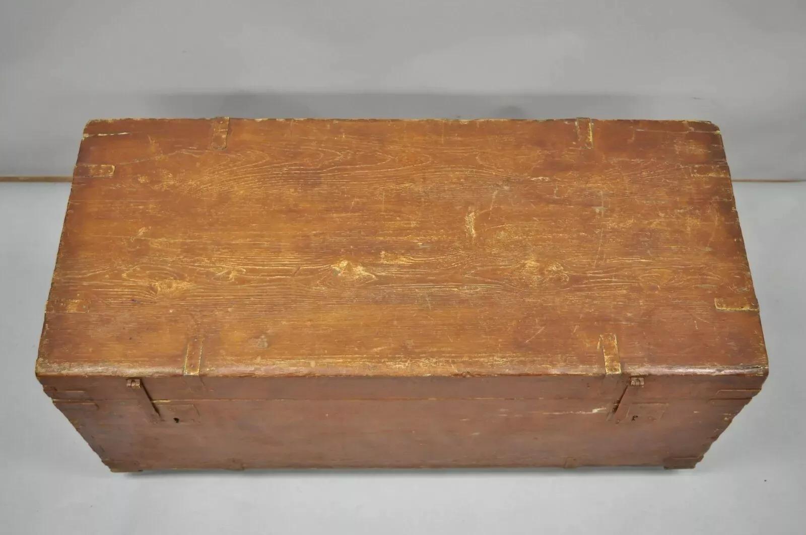 Rustique A.I.C. Brown Distress Painted Pine Wood Dovetailed Blanket Chest Trunk (coffre à couvertures) du 19e siècle. en vente