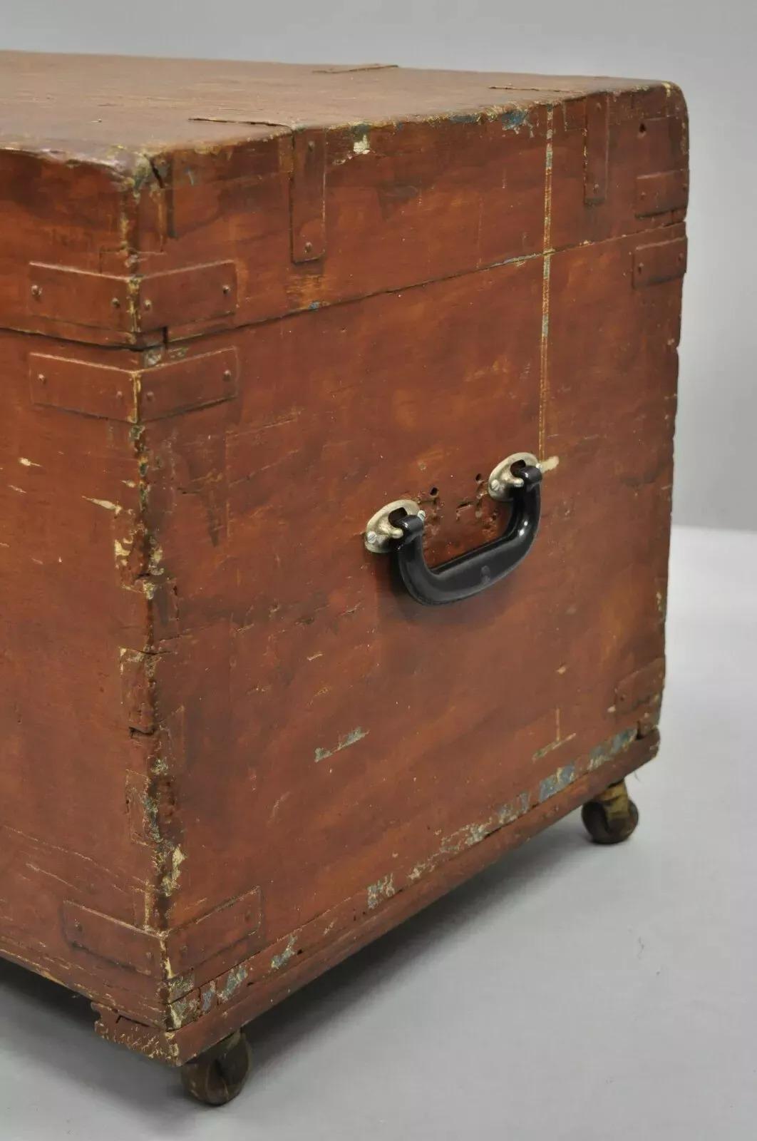 XIXe siècle A.I.C. Brown Distress Painted Pine Wood Dovetailed Blanket Chest Trunk (coffre à couvertures) du 19e siècle. en vente