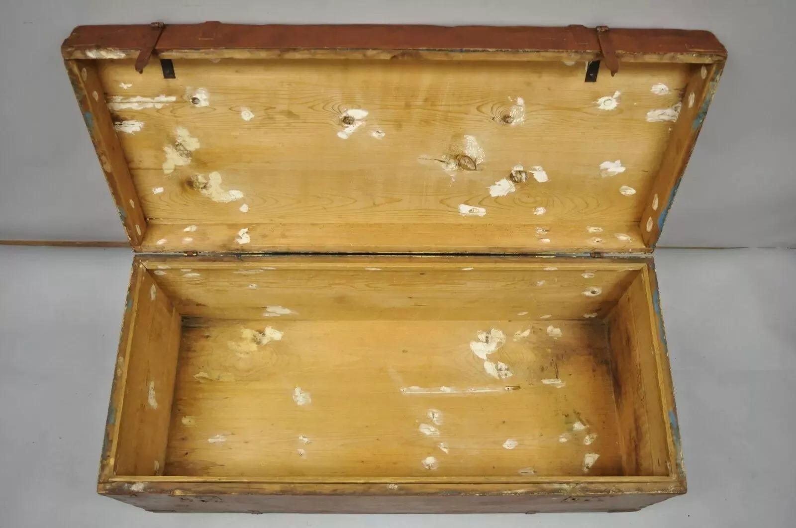 A.I.C. Brown Distress Painted Pine Wood Dovetailed Blanket Chest Trunk (coffre à couvertures) du 19e siècle. en vente 2